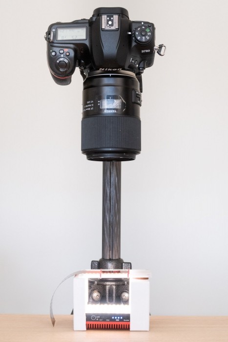 Dit is de opstelling om het negatief te scannen door er een foto te maken. De camera met macrolens staat op een statief. Het negatief ligt op een gefabriceerde lichtbak met een LED-lampje eronder.
