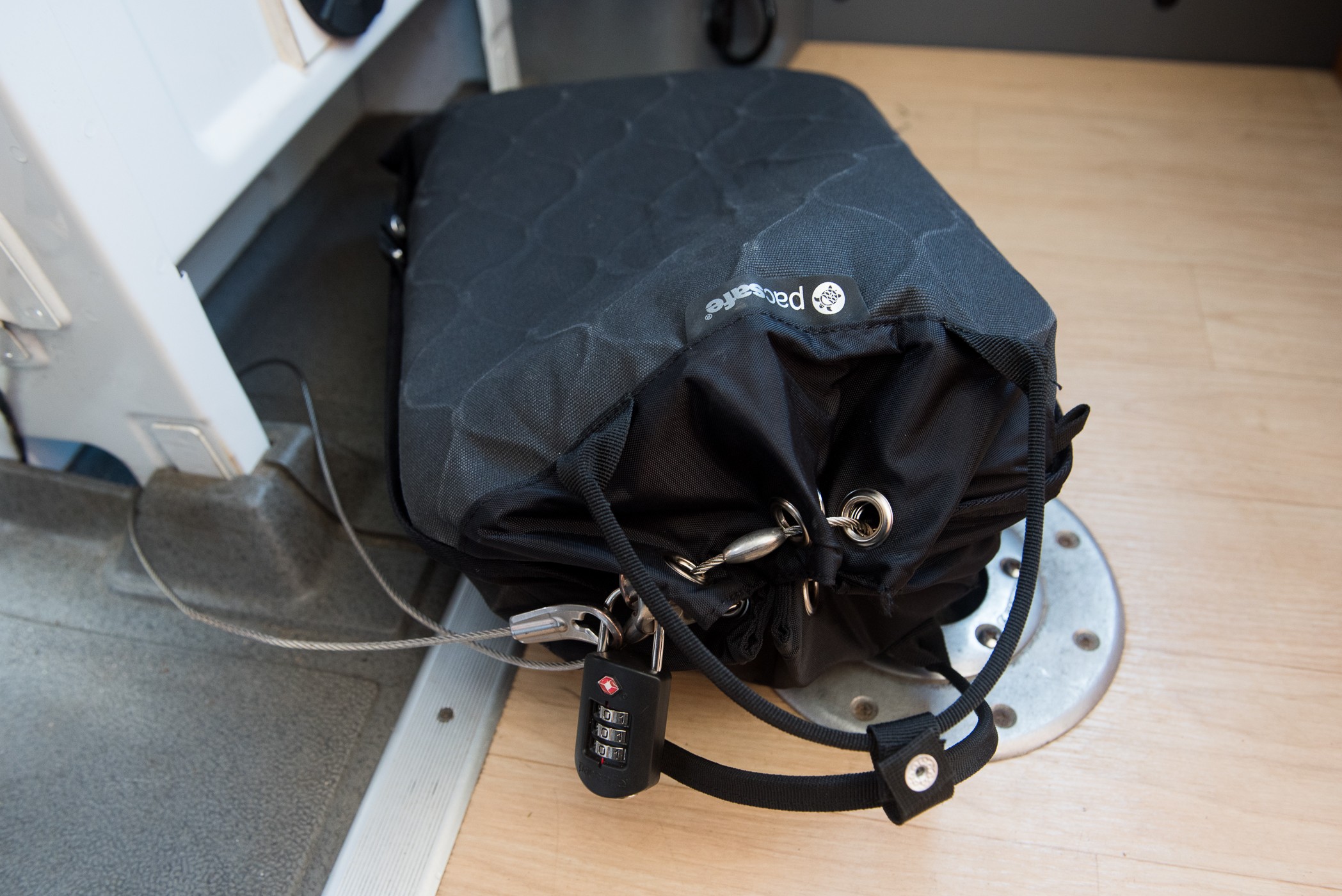 In de 12L PacSafe passen ook twee 15" laptops. Hier had ik de tas bevestigd aan de voorstoelen van de kamper. Als we op pad gingen, legden we er natuurlijk iets overheen, zodat het niet opviel.