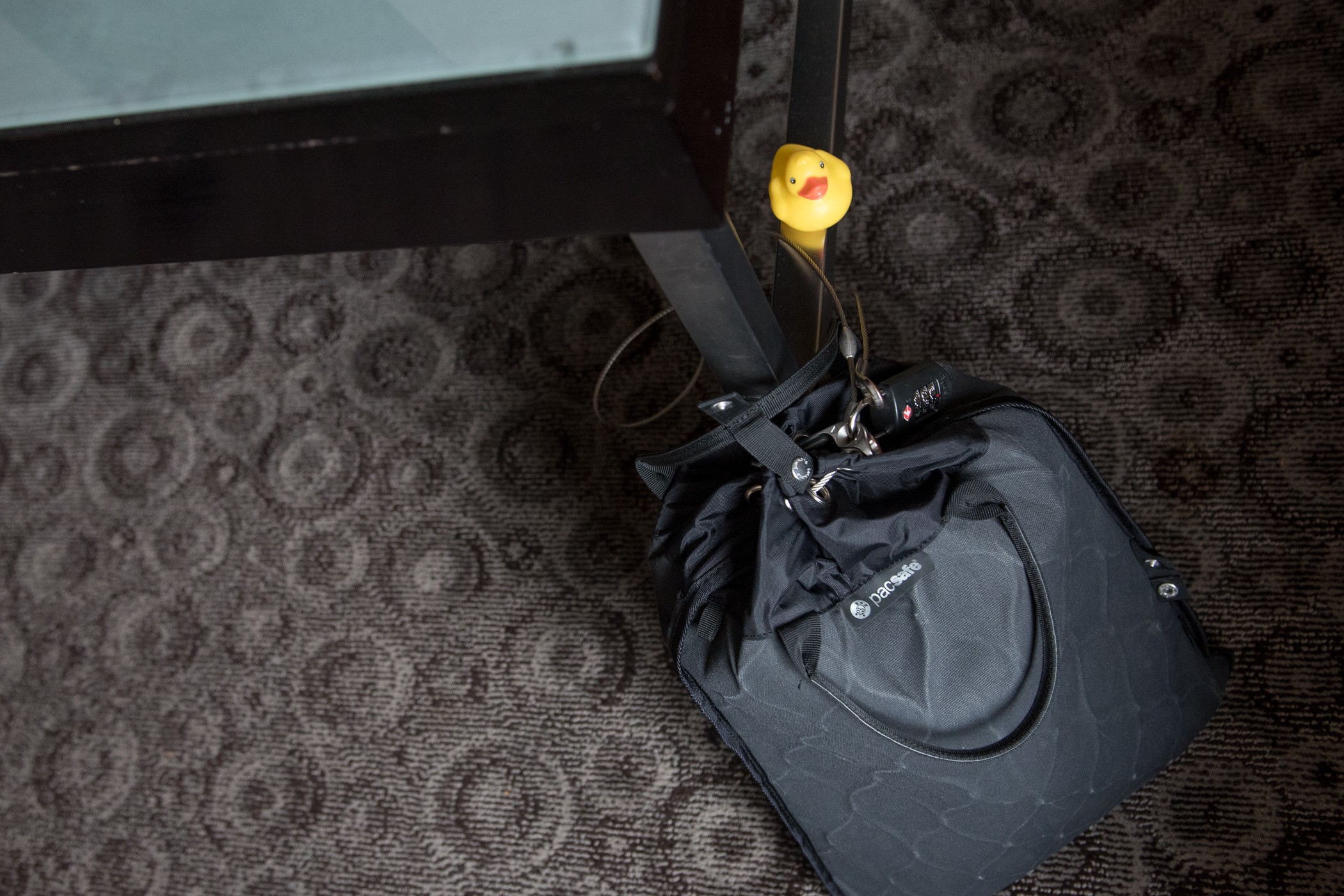 De PacSafe tas is hier op zo'n manier bevestigd aan de tafel dat je of de tafel moet meenemen, of de tafel uit elkaar moet schroeven, wil een dief de tas meenemen. Snel weggrissen zit er dus niet bij! (Als je denkt.. wat een foute vloerbedekking?! Dan zeg ik: Las Vegas. Zegt vast genoeg ;))
