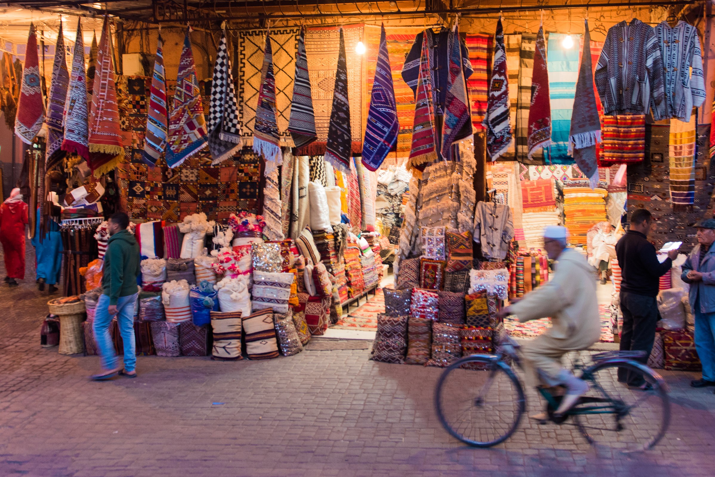 Ter vergelijking: dit is de foto waarbij ik m'n camera gewoon stil hield. De enige bewegingsonscherpte is van de fietser.