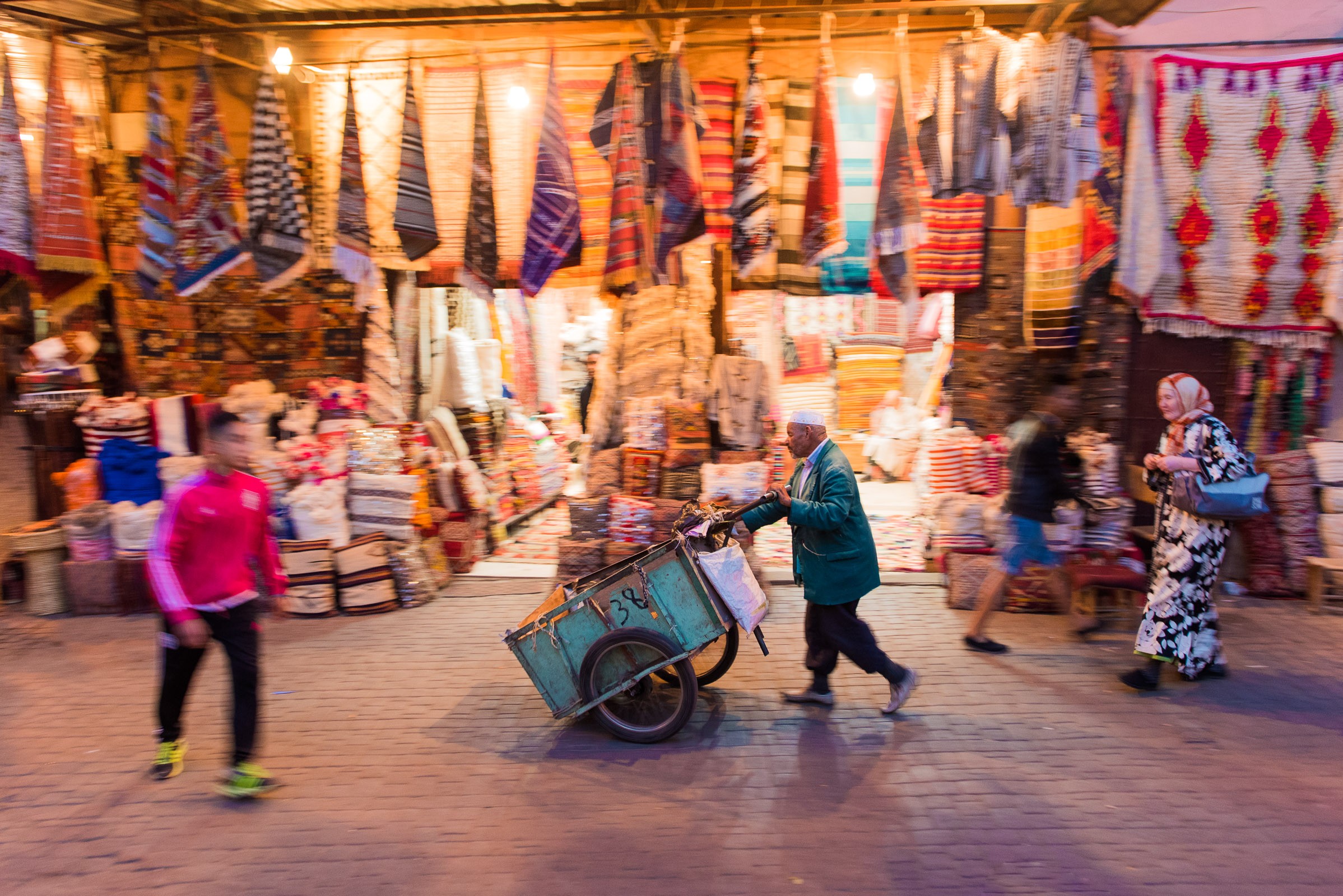 Zelfs voetgangers kun je pannen. Ook deze foto is gemaakt met een sluitertijd van 1/25ste. Omdat de man een stuk langzamer bewoog dan de brommer, was de beweging van mijn camera ook langzamer. Hierdoor is de achtergrond minder onscherp.