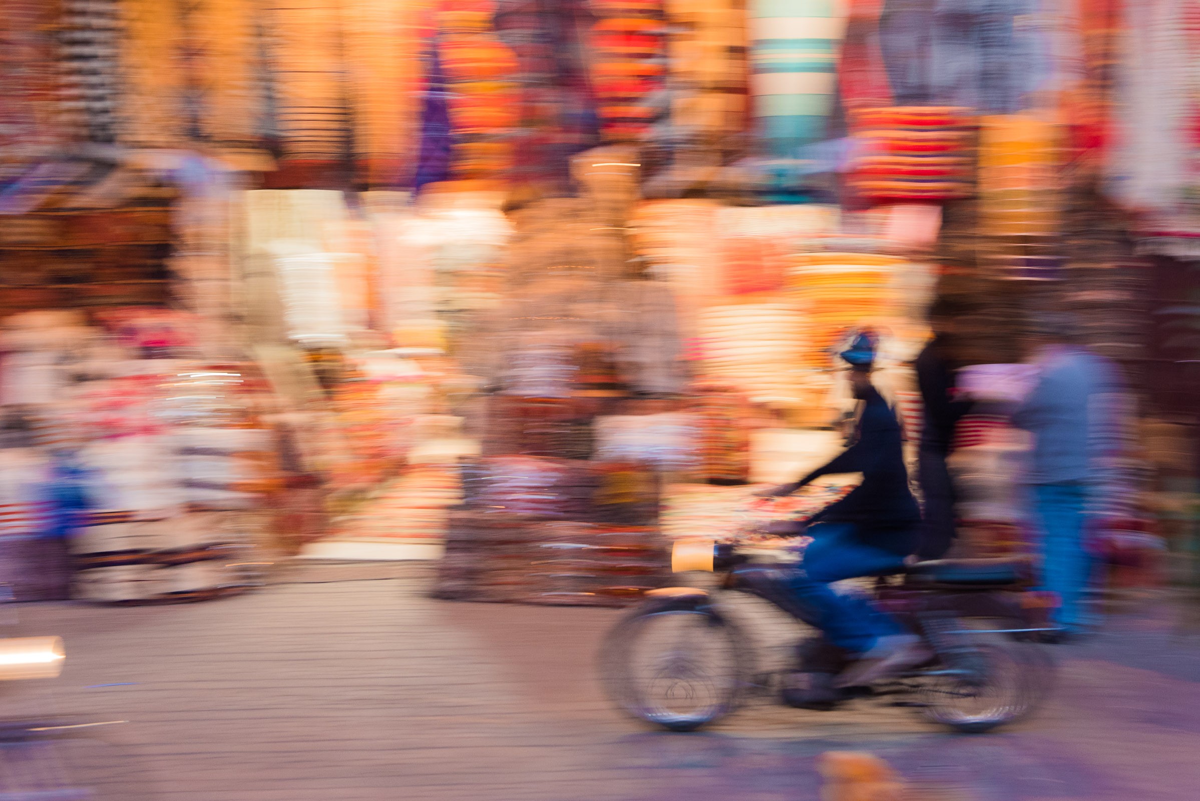 Als je niet goed met dezelfde snelheid meetrekt met je camera, krijg je een foto waarbij alles onscherp is.