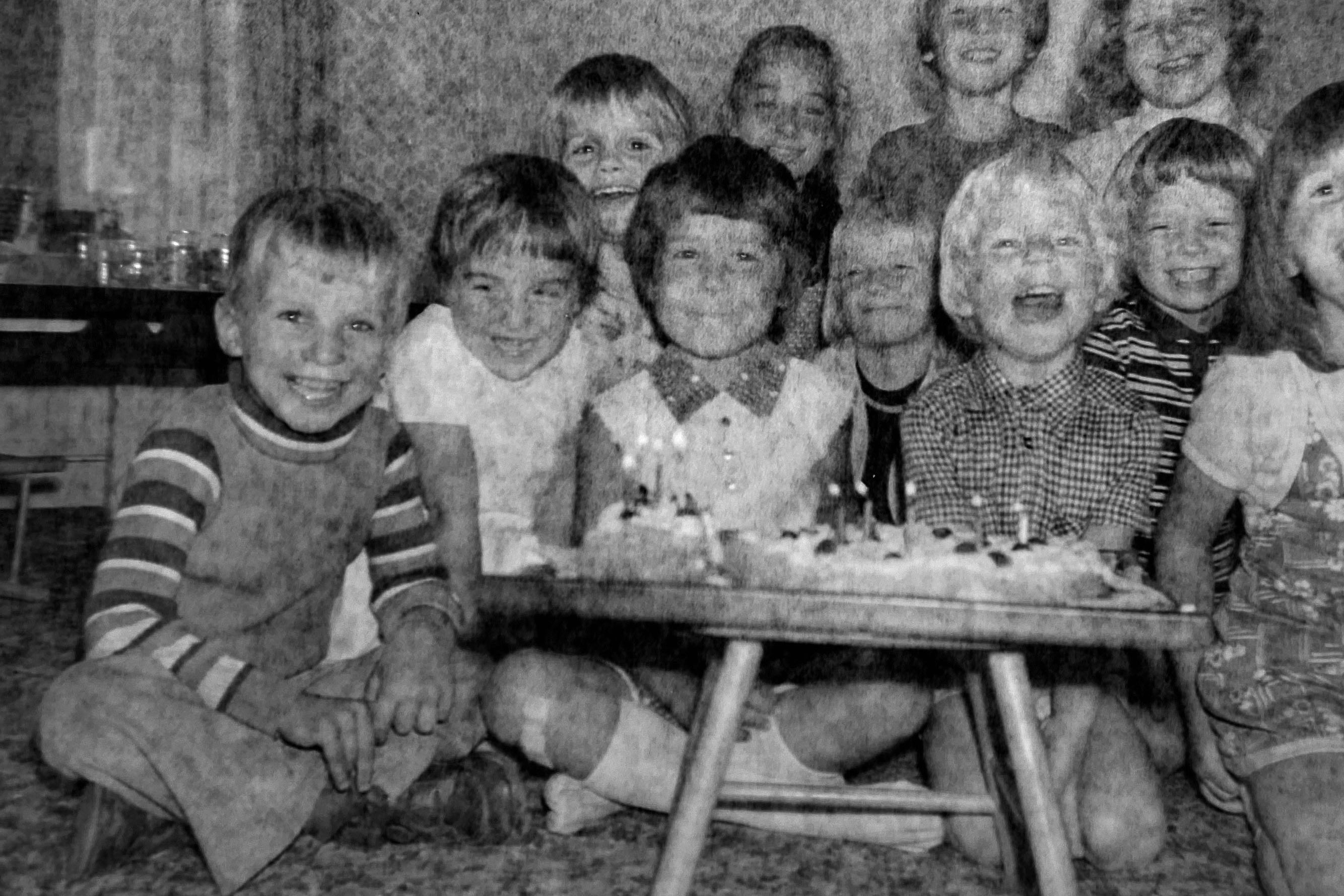 Dit is het eindresultaat als je het negatief tegen het witte papier aanhoudt. Je ziet de structuur van het papier door de foto heen en die is daardoor minder scherp. 