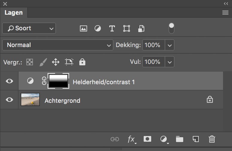 Laagmasker in Photoshop met een gradient. Het wit loopt via grijs over in zwart. In het grijze gebied wordt het effect toegepast, maar niet maximaal. Je krijgt zo een geleidelijke overgang.