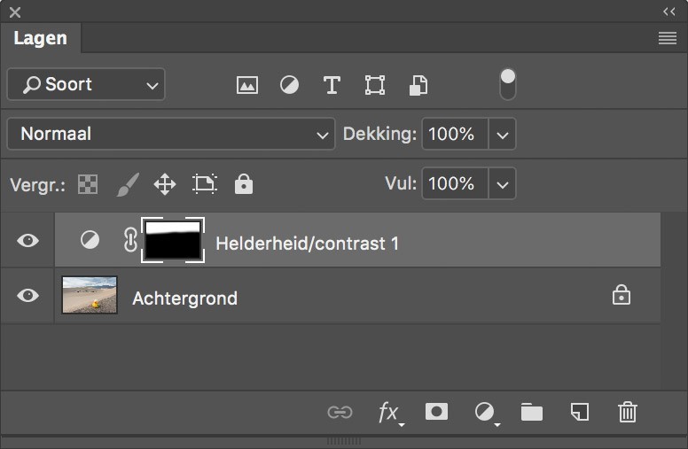 Het laagmasker in Photoshop is nu zwart en wit. Het landschap is zwart, hier wordt het effect van de aanpassingslaag tegen gehouden. De lucht is wit, daar wordt het effect doorgelaten.