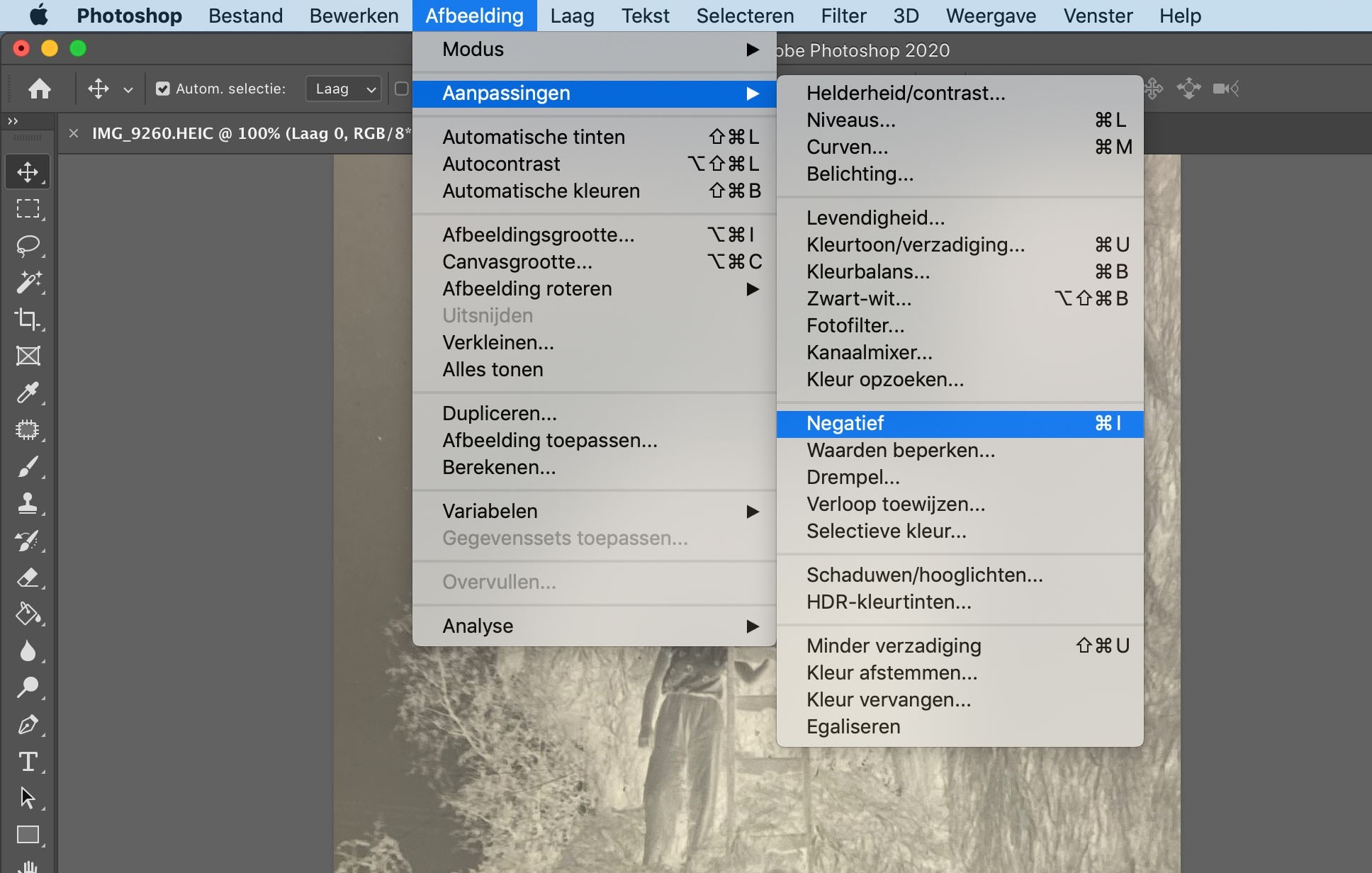 In Photoshop ga je naar Afbeelding > Aanpassing > Negatief om het beeld om te keren.