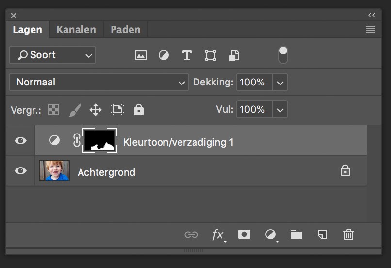 Hier zie je welk masker toegepast is om ervoor te zorgen dat de kleuraanpassingen alleen op het shirt van de jongen toegepast werd, en niet op de rest van de foto.