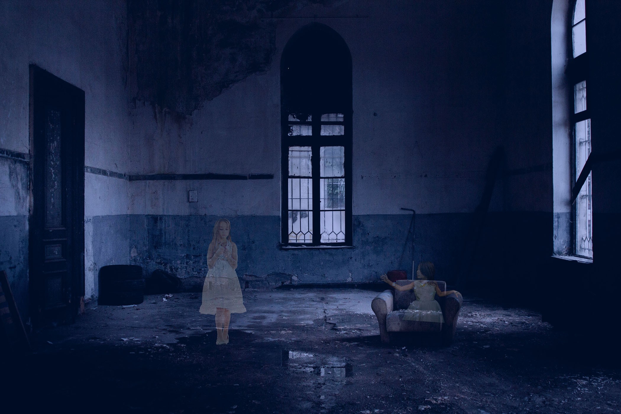 Pas de dekking (opacity) van de lagen aan om de personen doorzichtig en meer als een geest te maken.