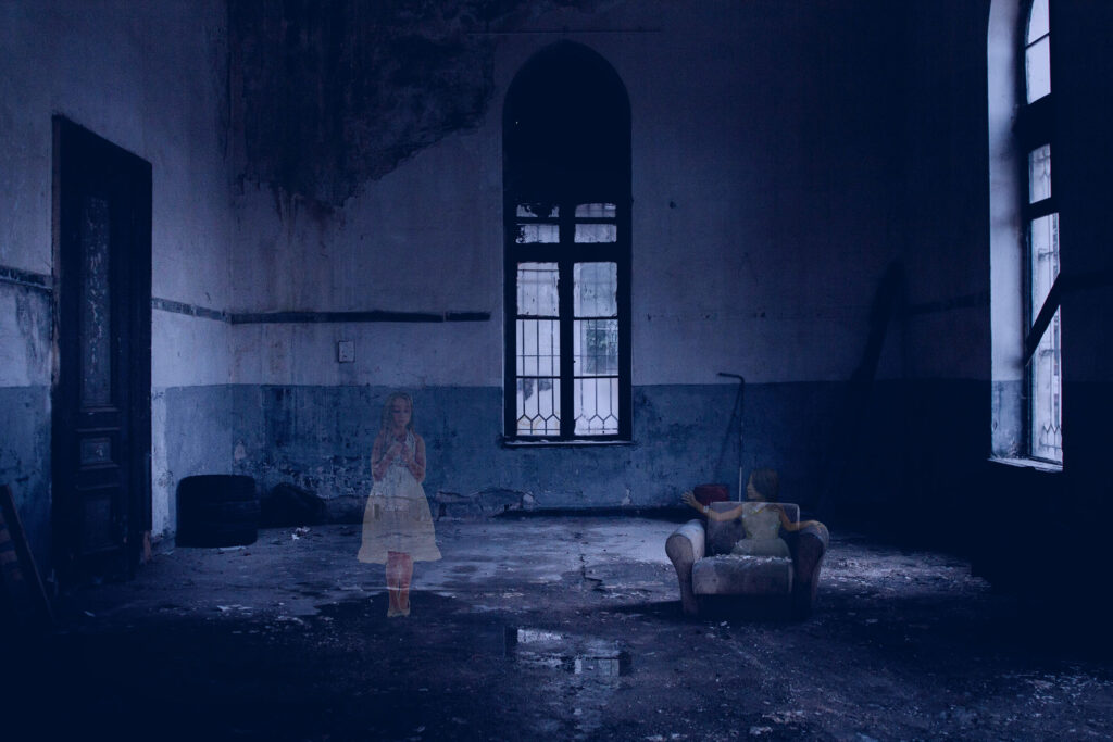 Spookfoto met enge omgeving en twee meisjes als geest