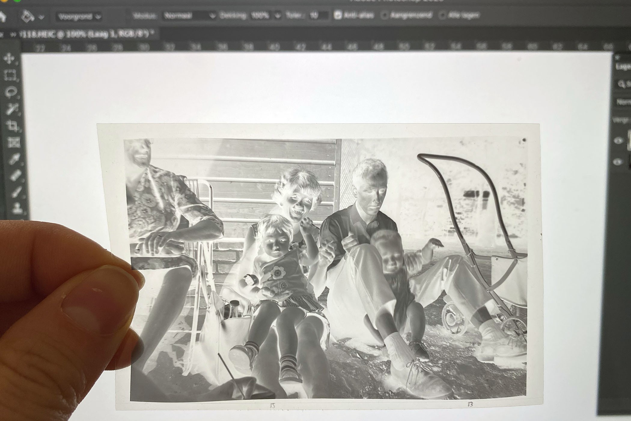 Je kunt in plaats van Photoshop natuurlijk ook een leeg document van een tekstverwerker als Word gebruiken als witte achtergrond.