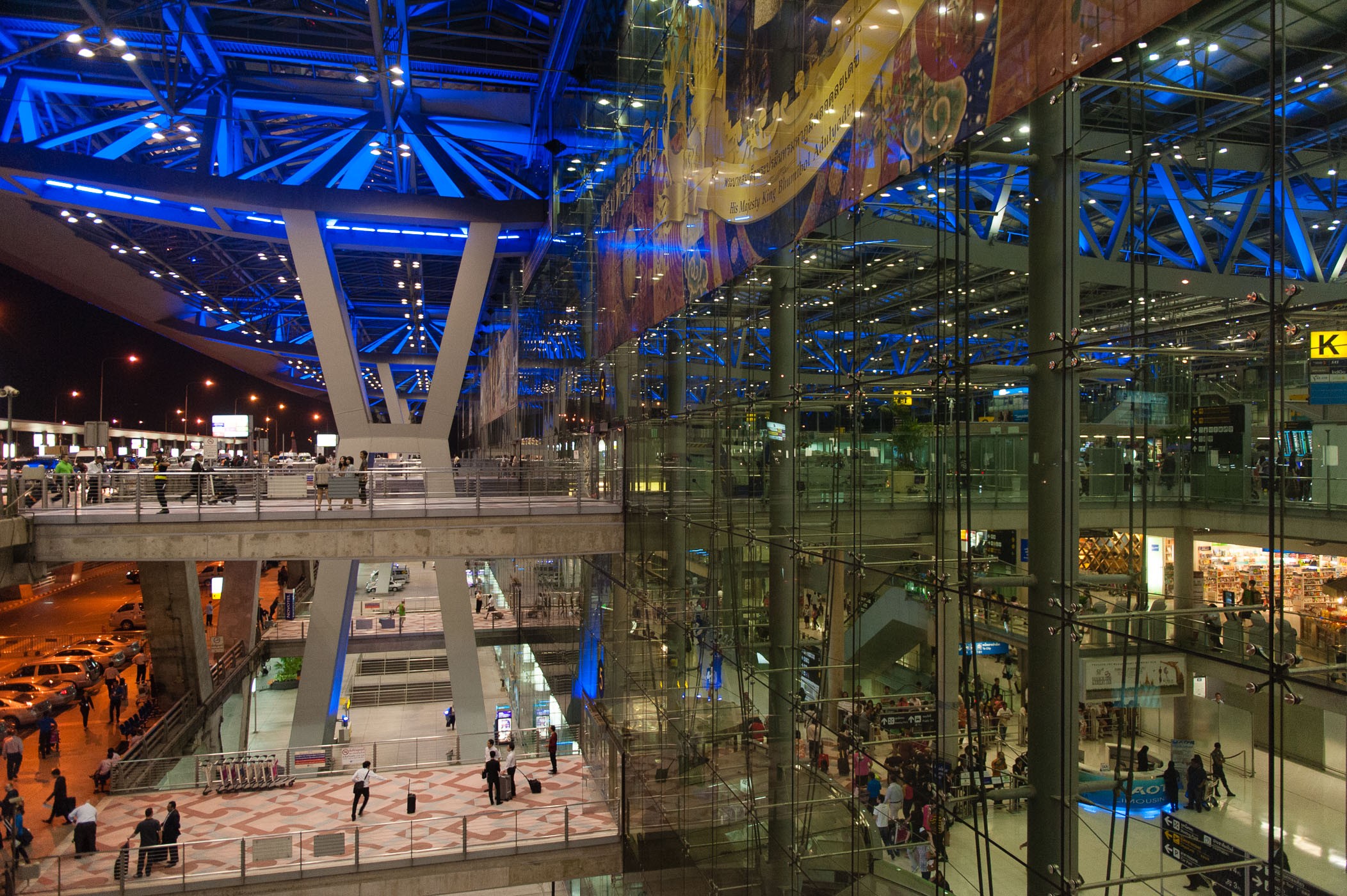 Met polarisatiefilter zie je de binnenkant van het indrukwekkende gebouw van Bankgok Airport beter. Zonder filter zie je vooral in het midden de omgeving gespiegeld.