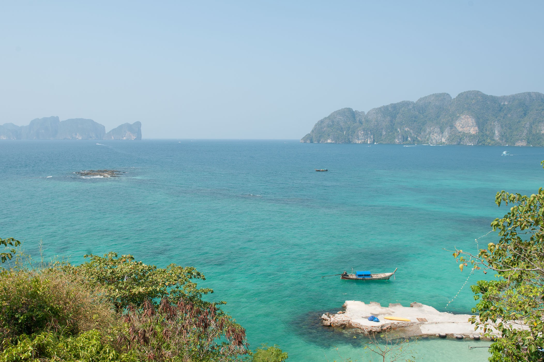 Niet alleen het blauw in de lucht en van het water, maar ook het groen van de bladeren op de voorgrond zijn feller van kleur met het polarisatiefilter.