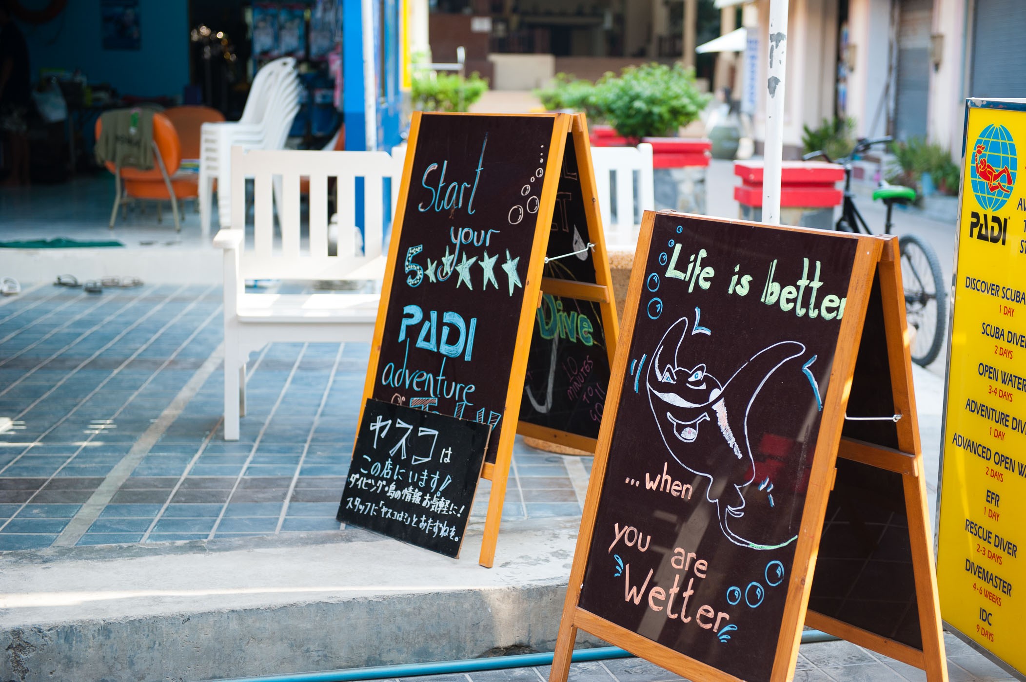 De reflectie van de lucht voorkomt dat je goed naar de vissen kan kijken. Het polarisatiefilter vermindert deze reflectie. Wat een verschil he?