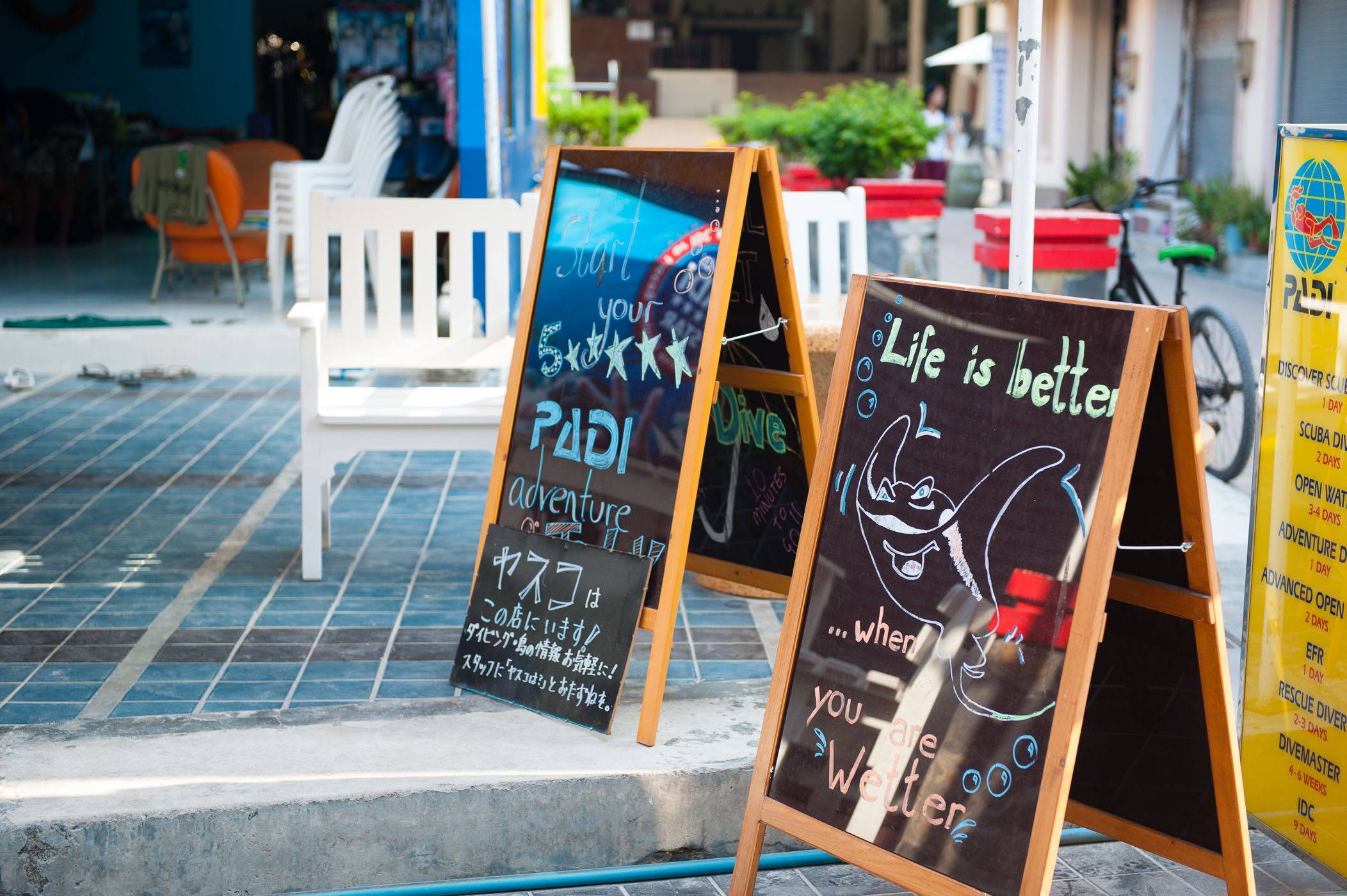 De reflectie van de lucht voorkomt dat je goed naar de vissen kan kijken. Het polarisatiefilter vermindert deze reflectie. Wat een verschil he?