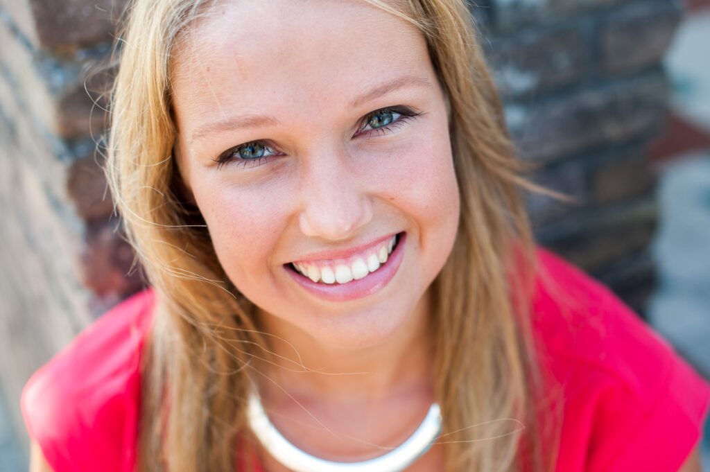 Deze knappe dame zat op een stoeprand. Hierdoor kon ik gemakkelijk met een hoger standpunt fotograferen (vogelperspectief)