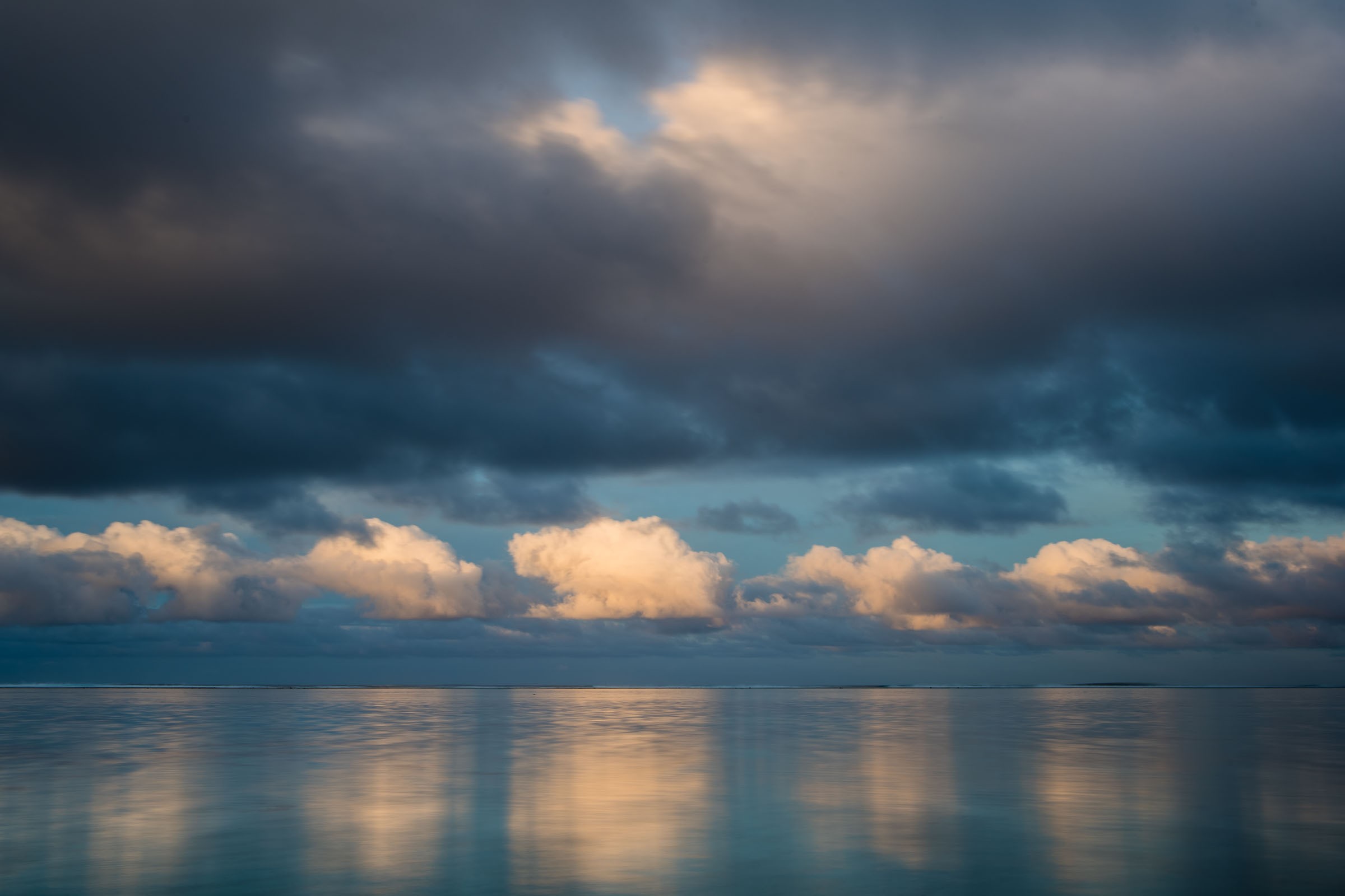 In deze foto zie je duidelijk dat lichte objecten (in dit geval de wolken) het eerst zichtbaar worden in de weerkaatsing.