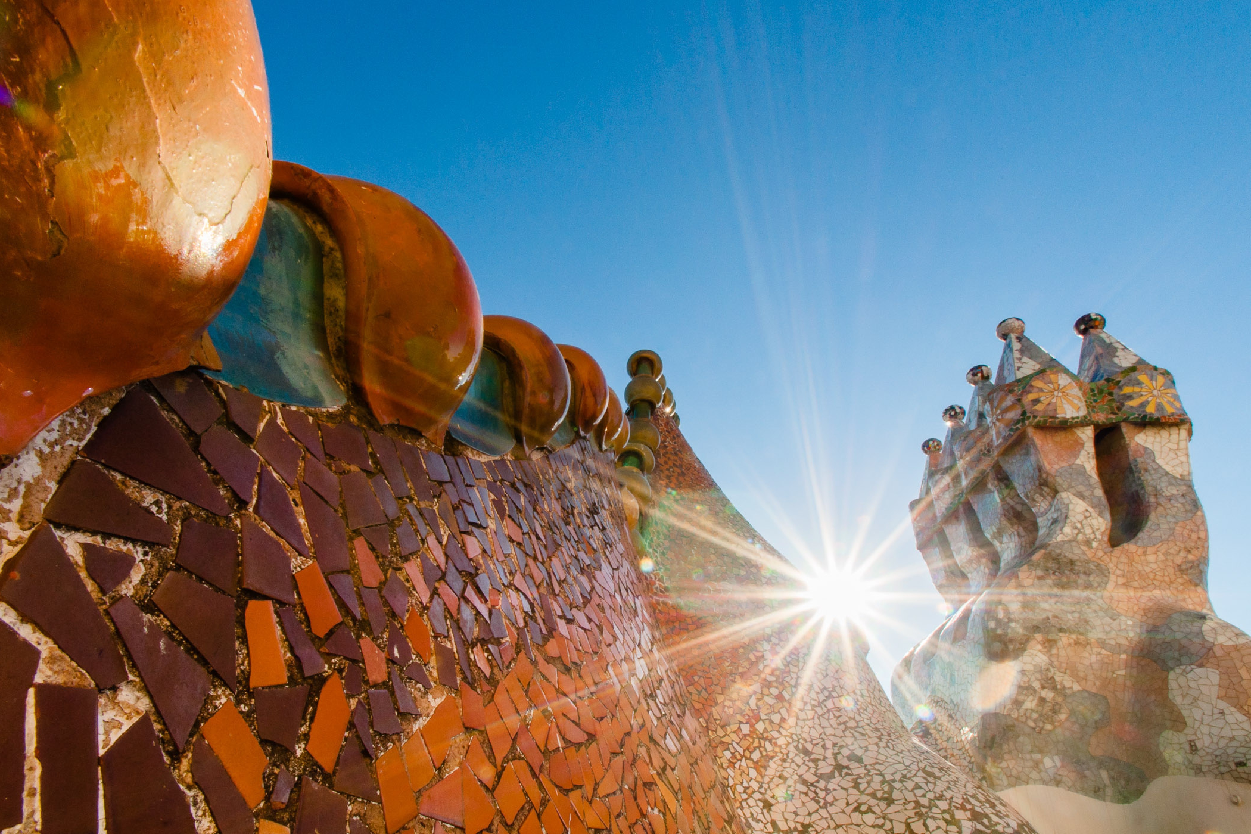 Zon boven gebouw van Gaudi in Barcelona