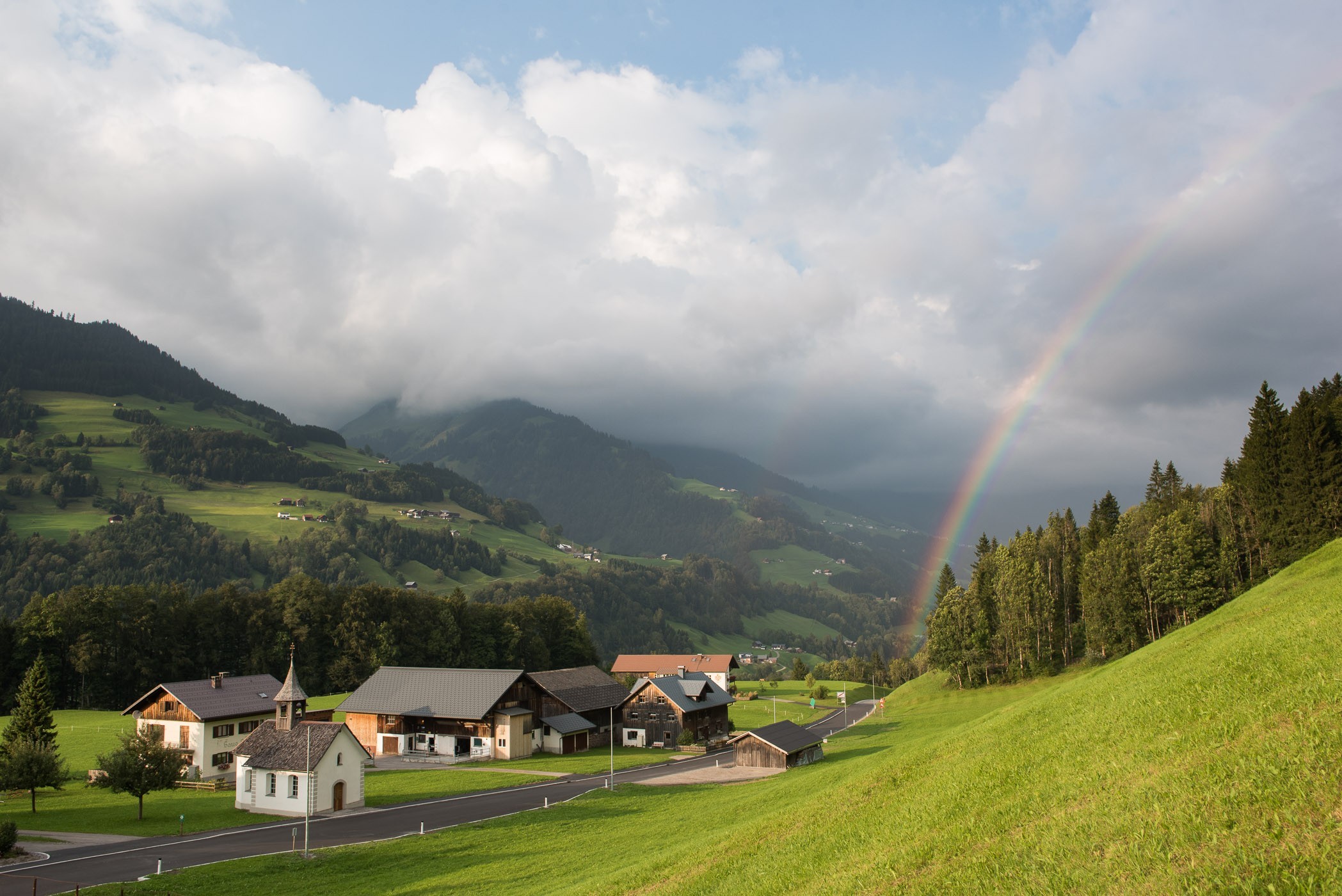 De regen en de zon zorgen samen voor een regenboog. 