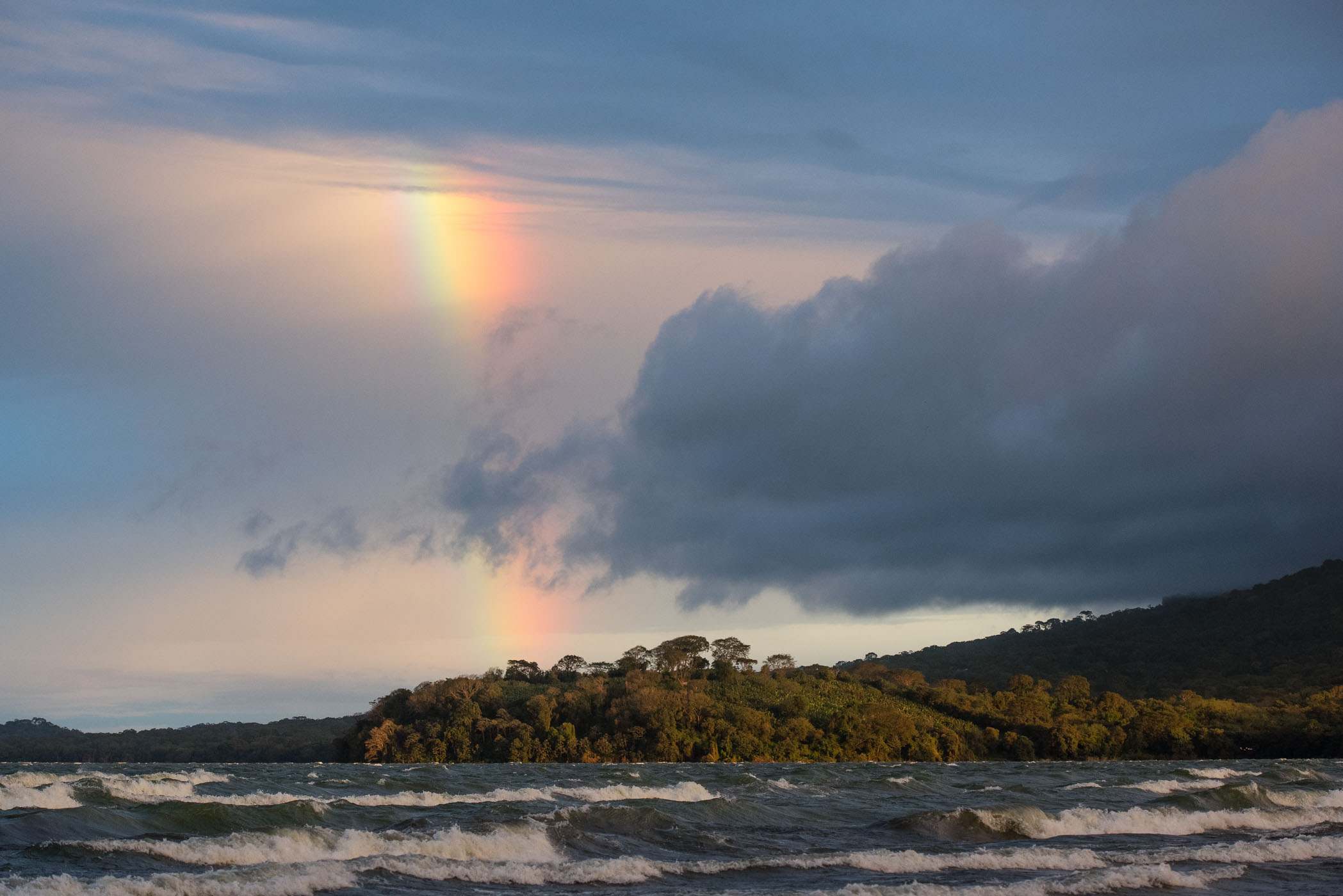 Regenboog boven Isla de Ometepe, Nicaragua
