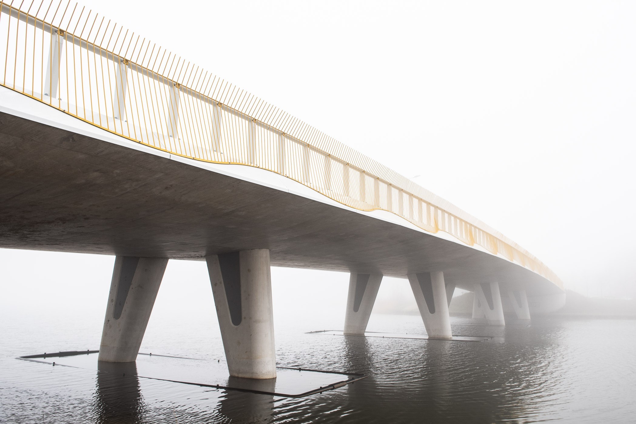 Brug in de mist