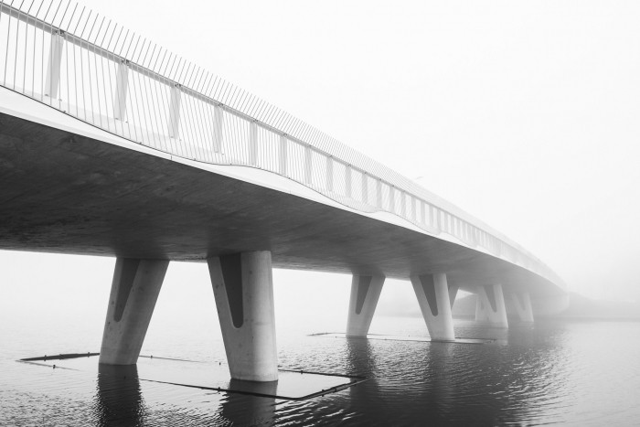 Brug in de mist, foto in zwart-wit