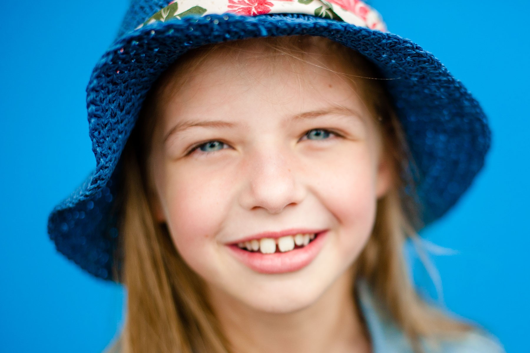 Wanneer de focus niet precies op de ogen ligt, kan de beperkte scherptediepte de foto verpesten. Hier is het puntje van haar neus scherp, net als de rand van de hoed. Maar haar ogen zijn onscherp en dat is zonde.