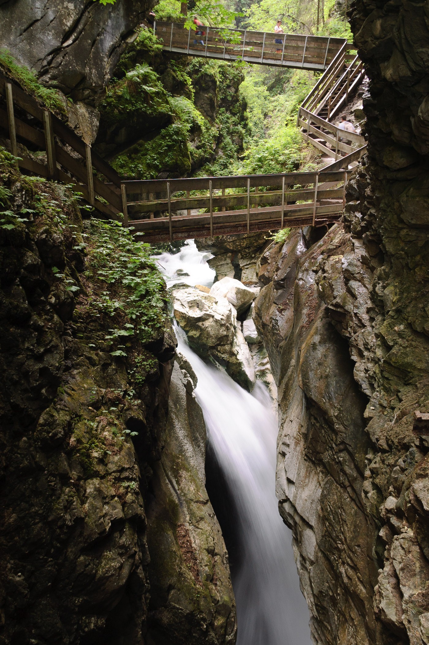 Een typische slucht waarbij je over houten paden door de kloof loopt. Het water klettert hier hard naar beneden en vormt zo jaar na jaar de kloof. 