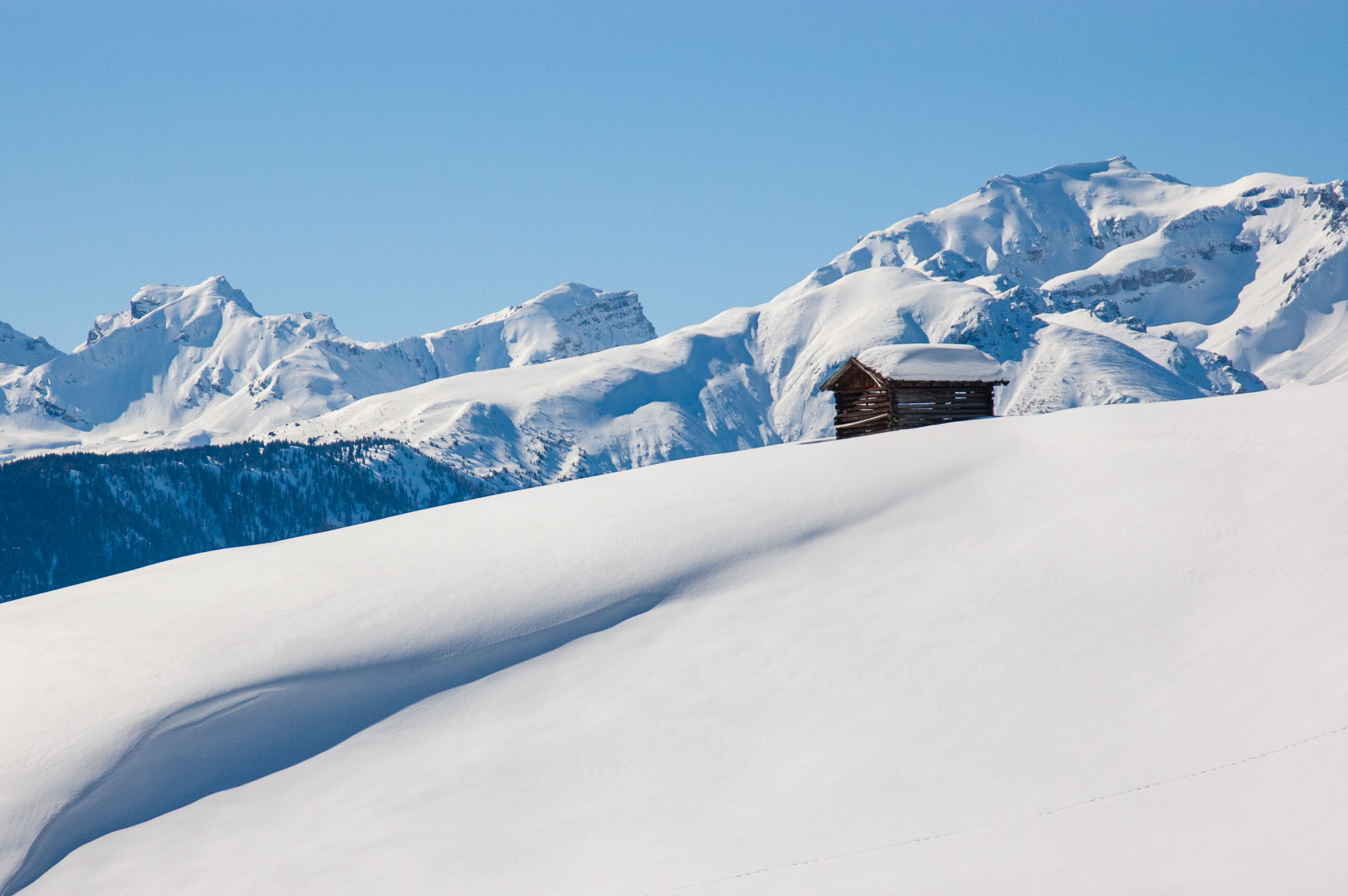Cliché (wintersport) foto: blauwe lucht met sneeuwlandschap