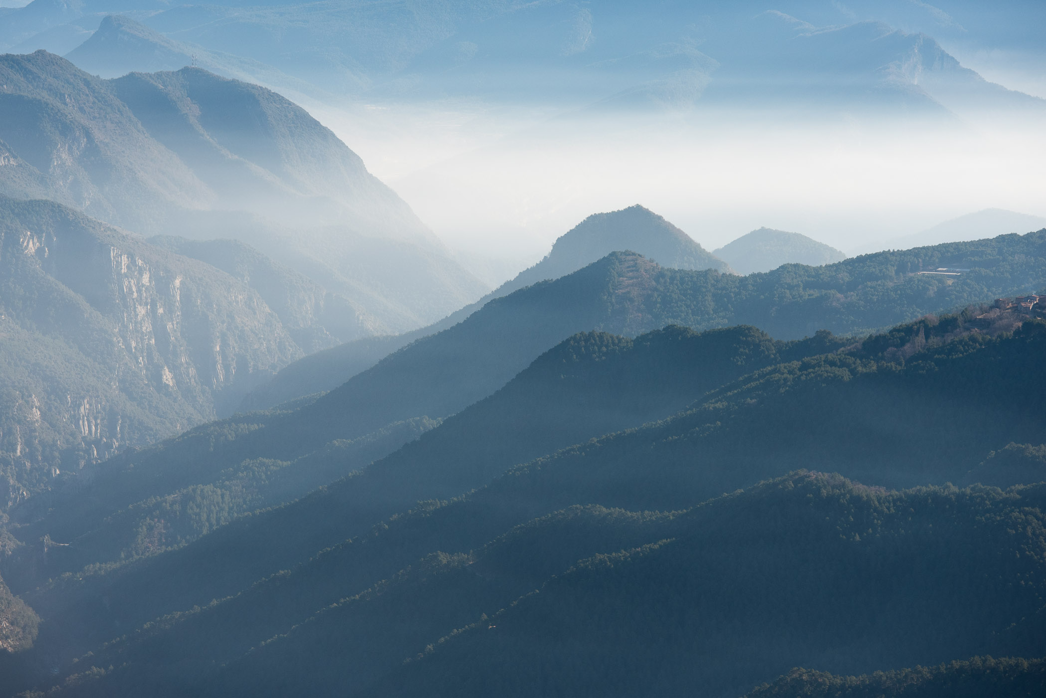 Ingezoomd op de nevel tussen de heuvels, met een lange lens leg je hier goed de aandacht op