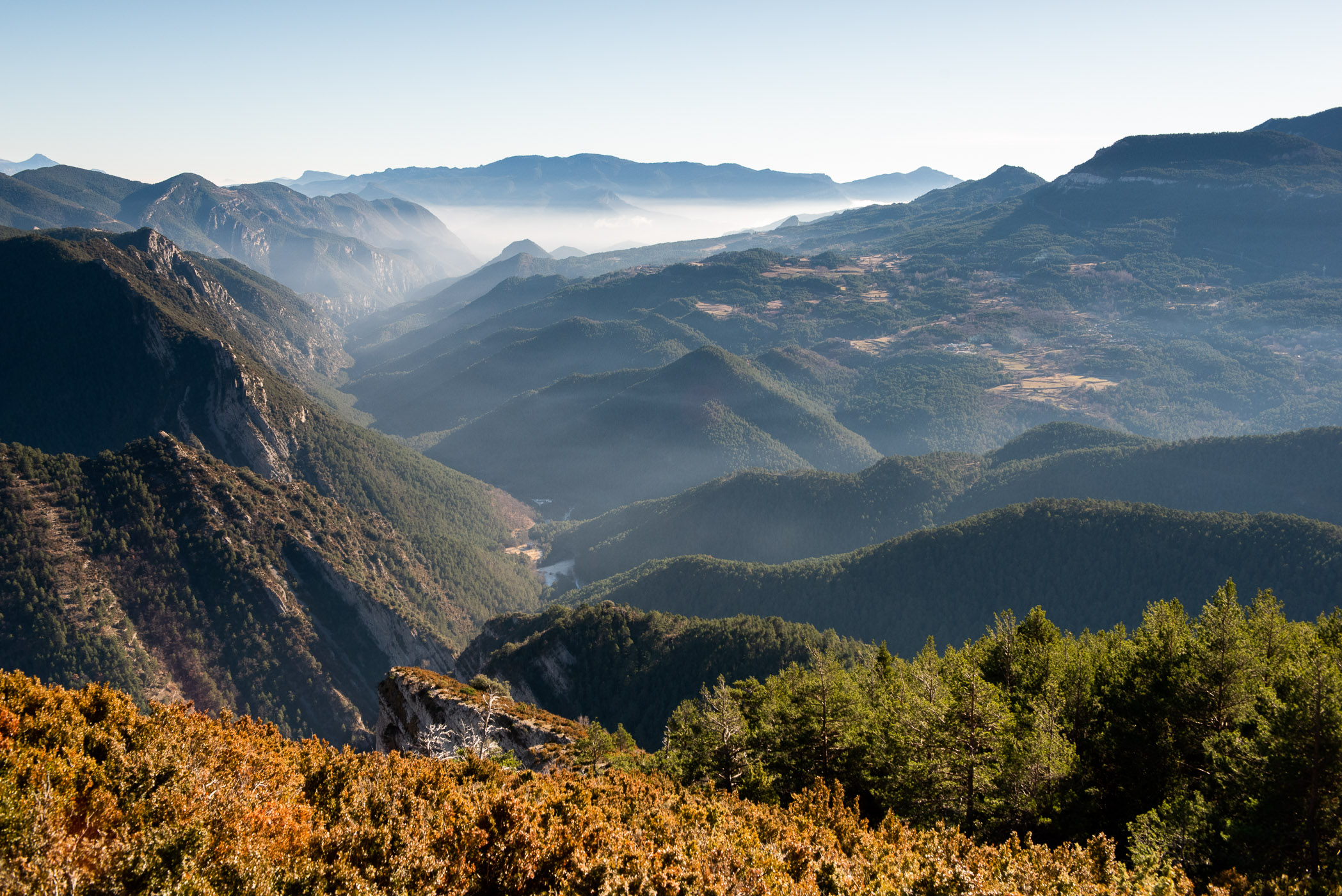 Uitzicht over heuvels in Spanje, gemaakt met brandpuntsafstand van 38mm