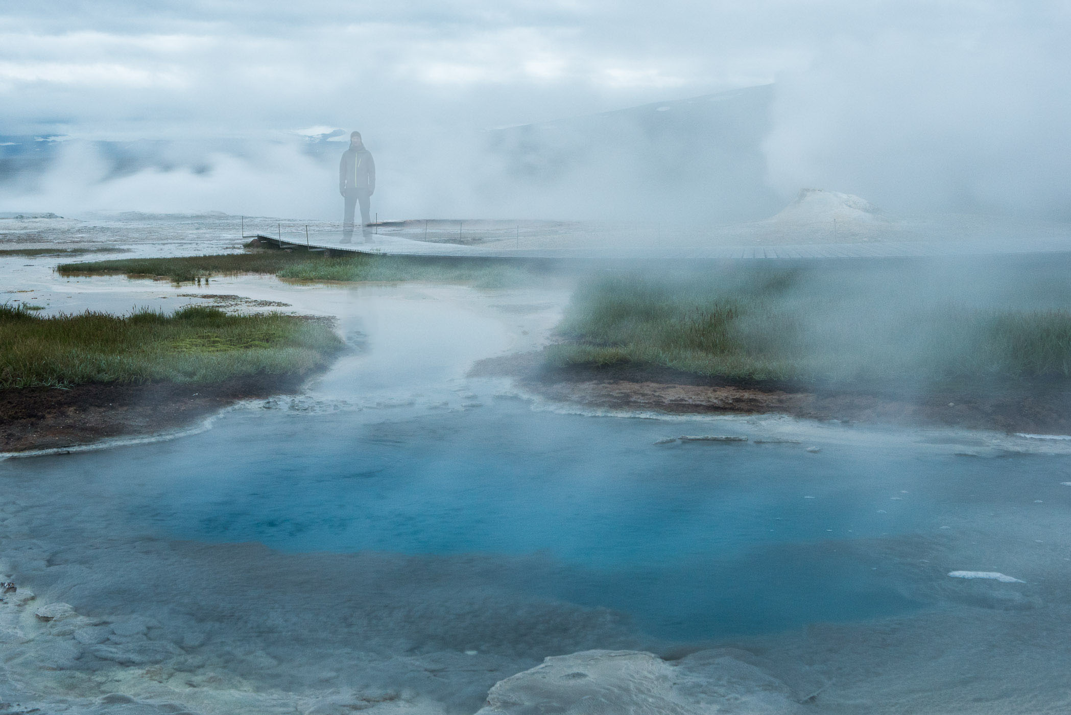 Spookfoto in IJsland. Gemaakt met een sluitertijd van 15seconden. De rook dat van de geothermische meren afkomt zorgt voor een mysterieus effect.
