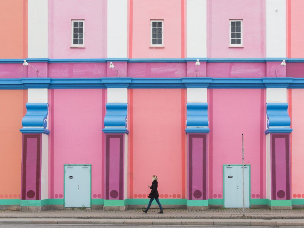 Gefotografeerd met een groothoeklens, zodat ik veel van het gebouw op de foto kreeg. Omdat ik aan de overkant van een drukke straat stond, was het vooral een uitdaging om een voorbijganger in beeld te krijgen zonder andere fietsers of langsrijdende auto's.
