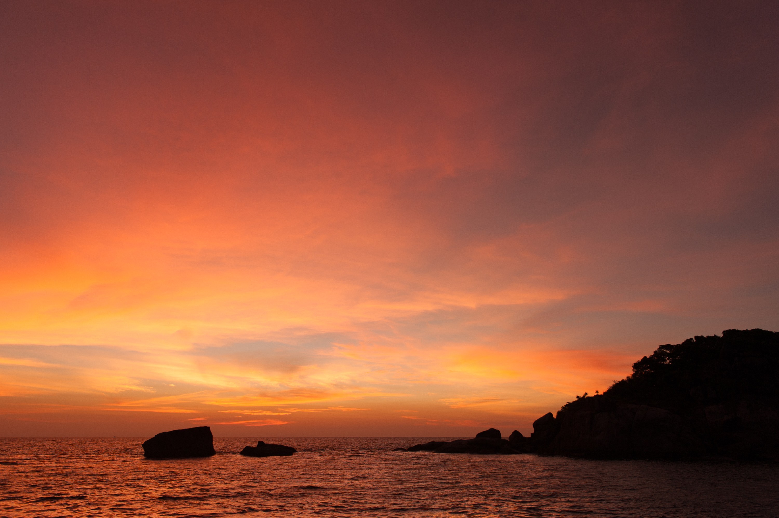 Zonsondergang vanaf de boot, kijkend naar één van de similan eilanden
