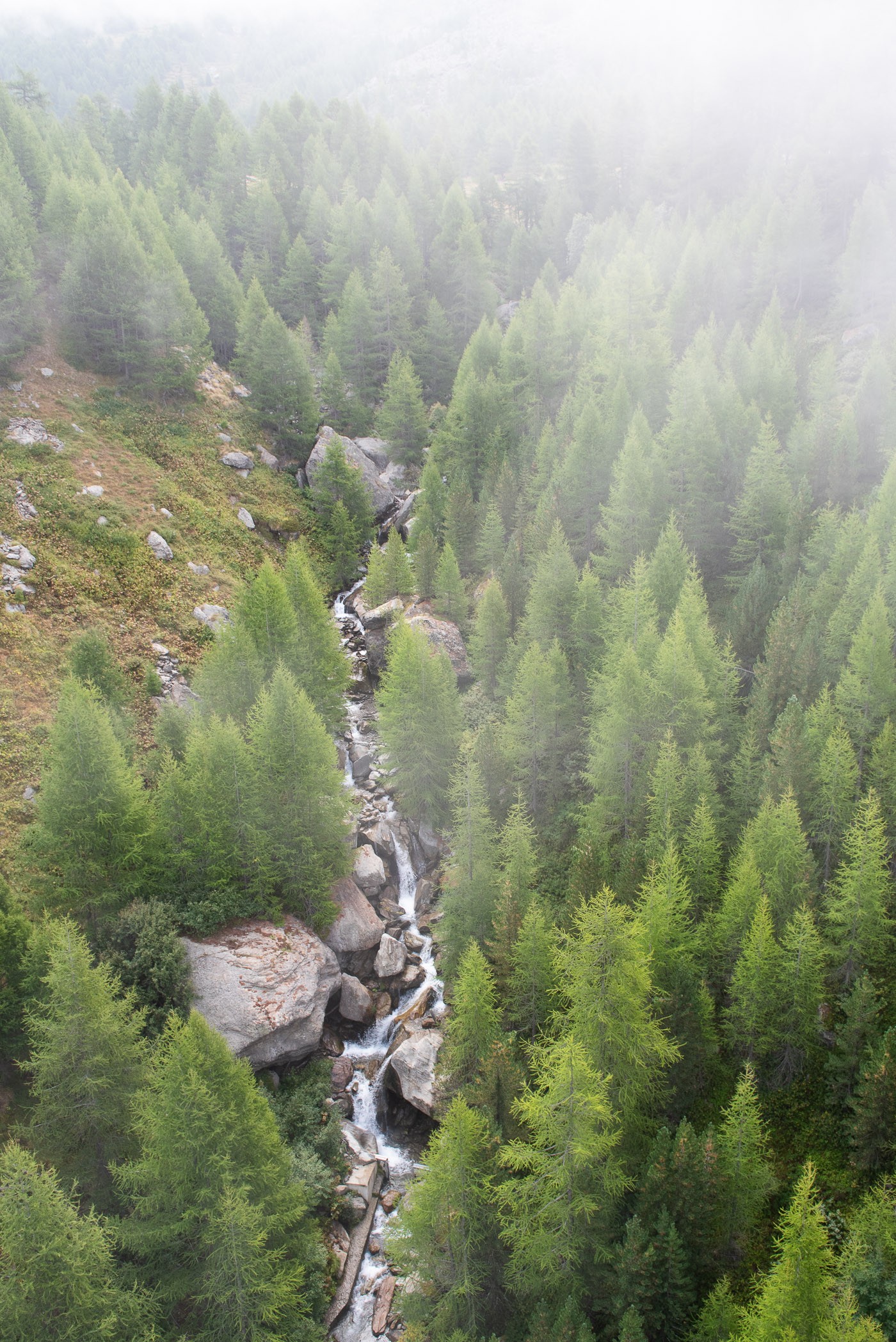 Nee, dit is niet gefotografeerd met een drone. Ik fotografeerde hier uit het kabelbaantje naar boven toe. We gingen precies door de wolken heen.