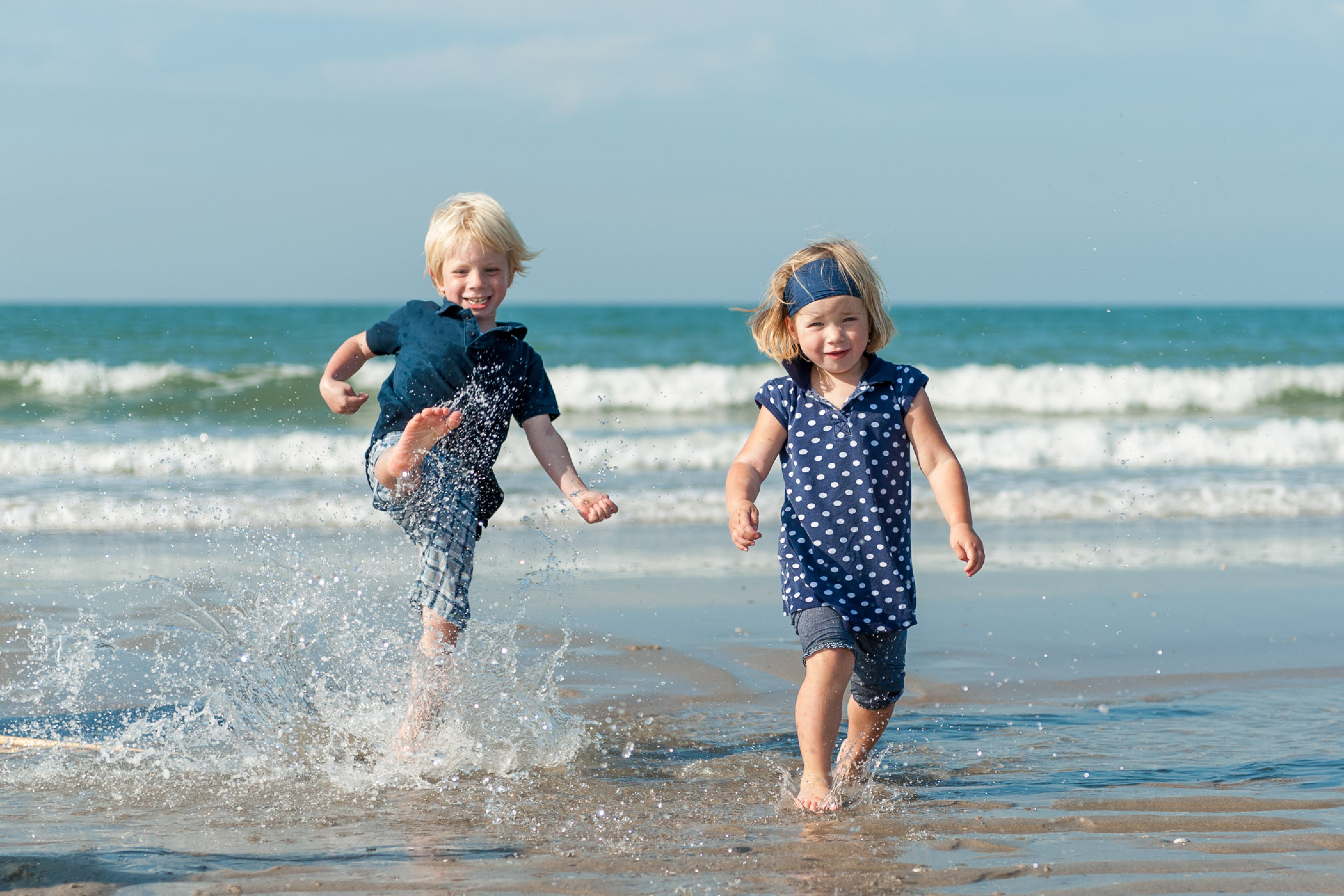 Twee kindjes op het strand