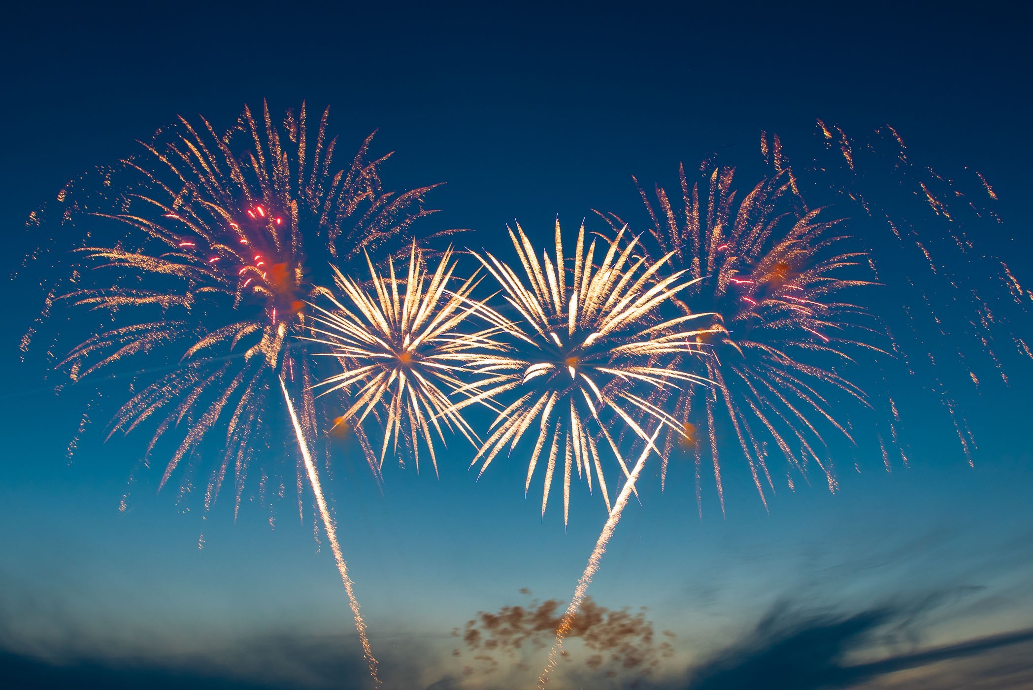 Tijdens het vuurwerkfestival in Scheveningen kun je bij de eerste show het blauwe uurtje nog wel meepakken. Deze eerste vuurwerkshow begint ongeveer een half uur tot drie kwartier na zonsondergang. Als het een onbewolkte lucht is, dan zie je de blauwe kleur het best.