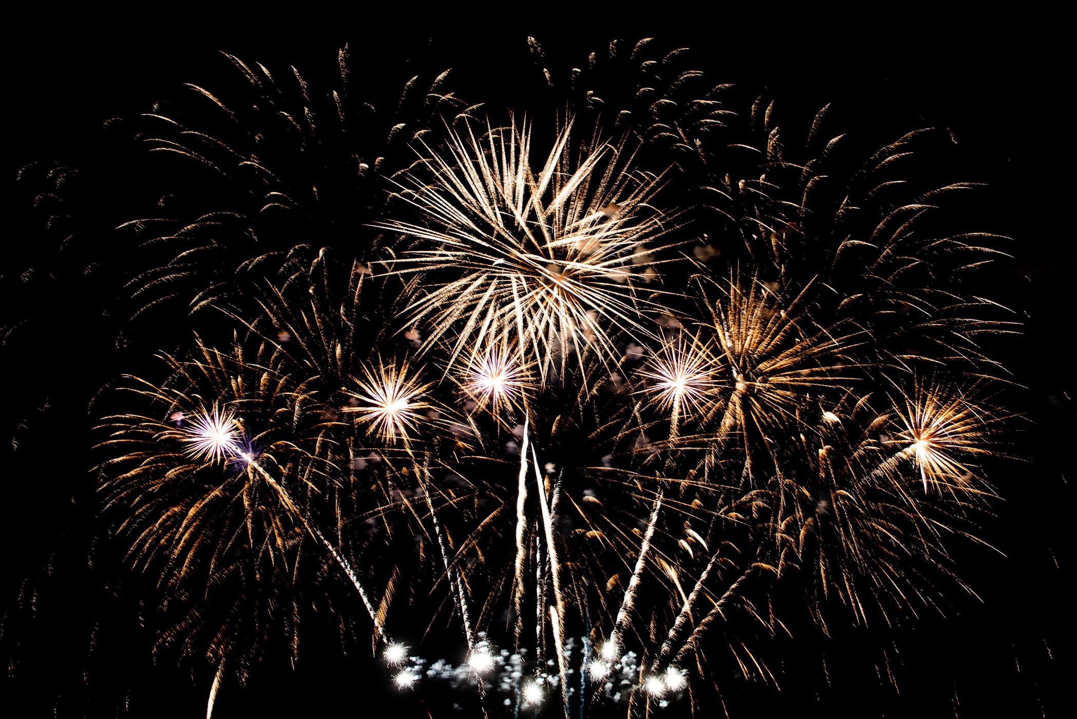 Aan het eind van de vuurwerkshow wordt er meestal een echte finale de lucht in geknald. En omdat het 't einde van de show is, hangt er vaak wel wat kruitdampen in de lucht. Kies dan geen sluitertijd van enkele seconden. Waarschijnlijk heb je dan teveel vuurwerk in beeld, maar valt daardoor ook de wolken van de kruitdampen nog teveel op tussen de lichtstrepen.