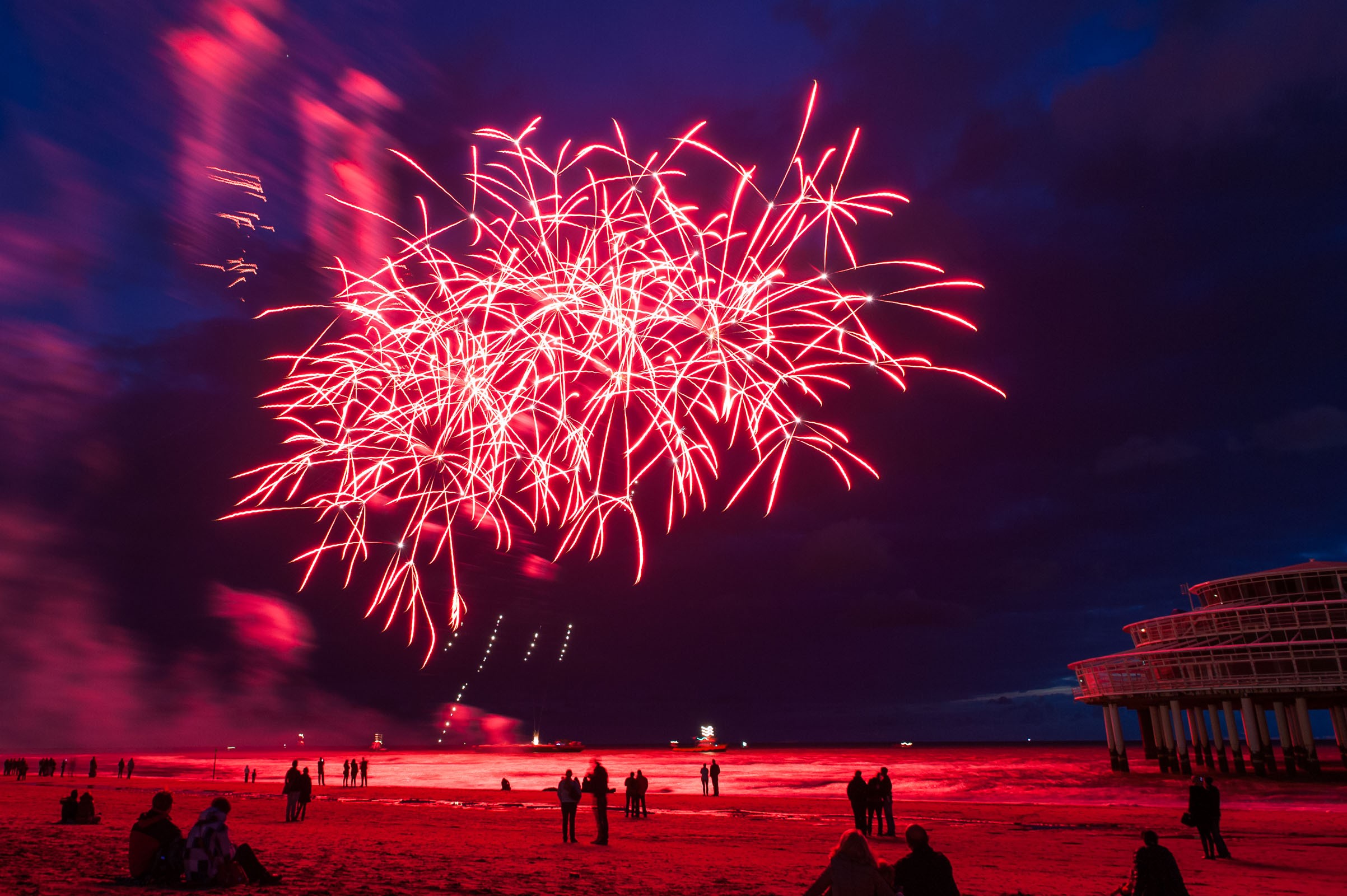 BIj het jaarlijkse vuurwerkfestival in Schevening (altijd in augustus) wordt het vuurwerk afgestoken vanaf plantons op het water. Iedereen heeft daardoor een veilige afstand.