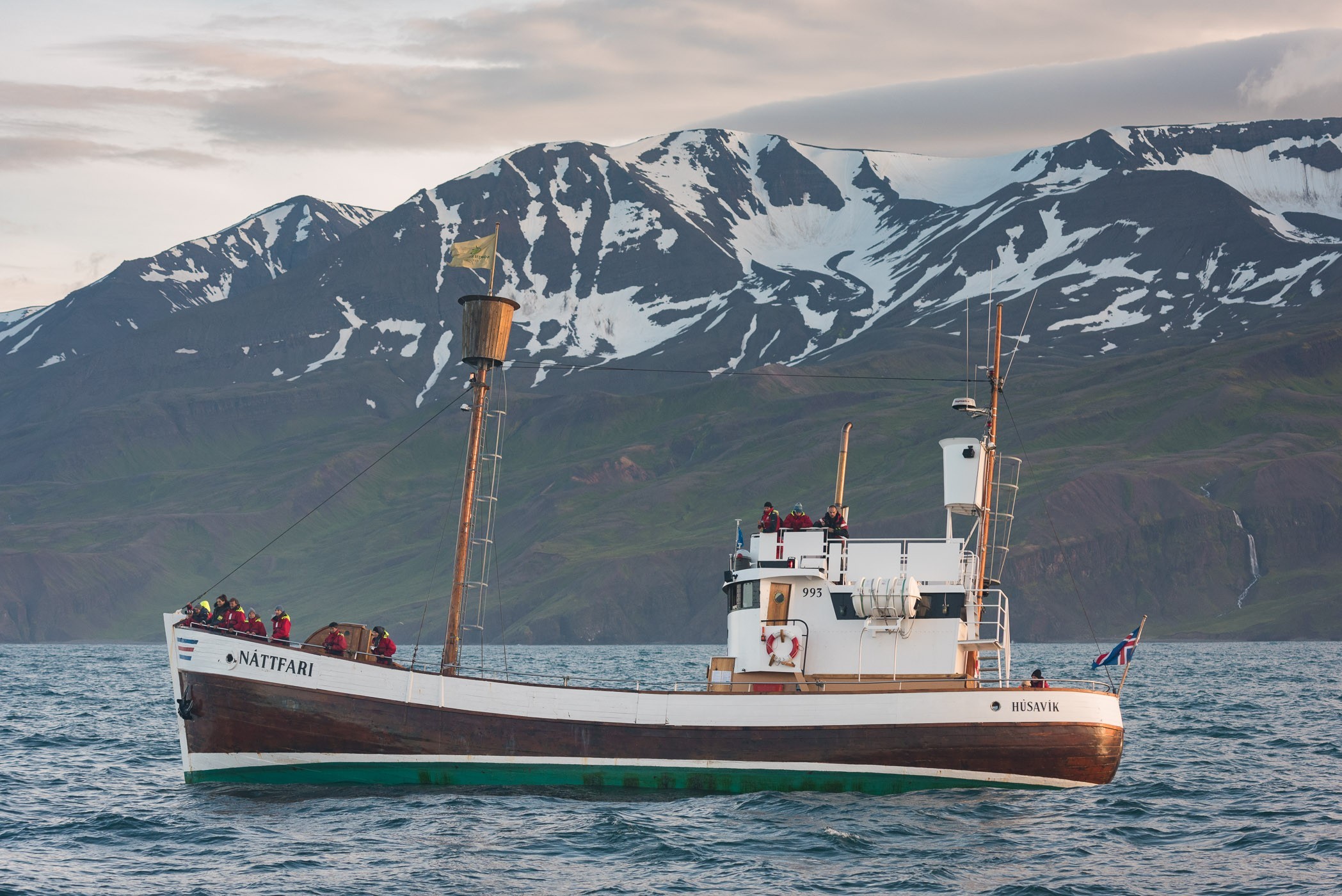 Als je denkt; "Wat hangt die boot scheef", dan kan ik zeggen: dat klopt! Ondanks dat de zee niet erg veel golven had, schommelde de boot aardig op en neer!