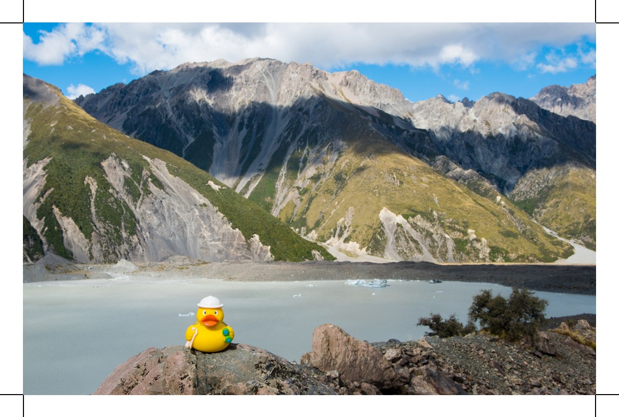 Drukwerk zonder afloop. De snijlijnen zitten precies op de rand van het beeld.