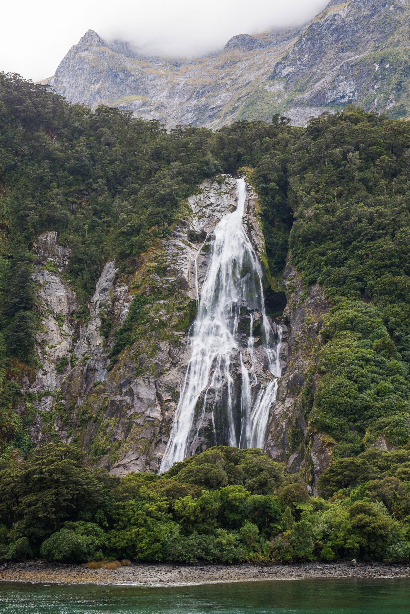 Waterval bij Milford Sound, Nieuw-Zeeland
