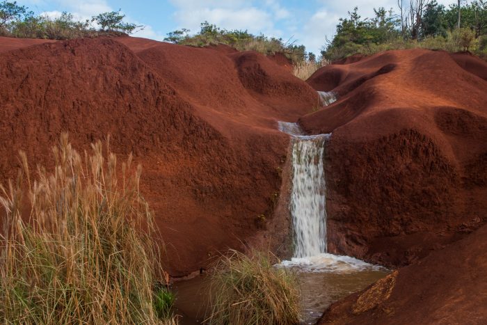 Klein watervalletje op Maui (Hawaï). Het water vormde een weg door het rode zandsteen.