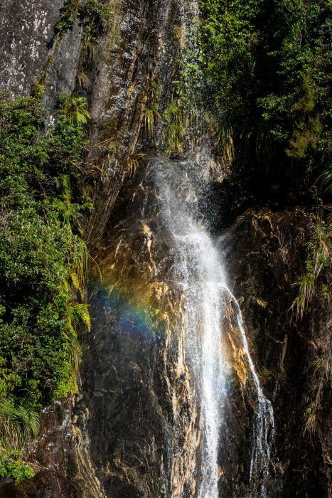 Regenboog in de waterval
