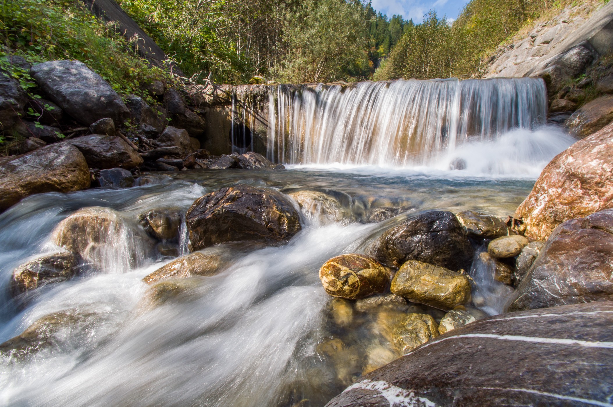 Voor deze watervalfoto stond mijn camera op een klein 'bolletjes' statief op de rotsen.
