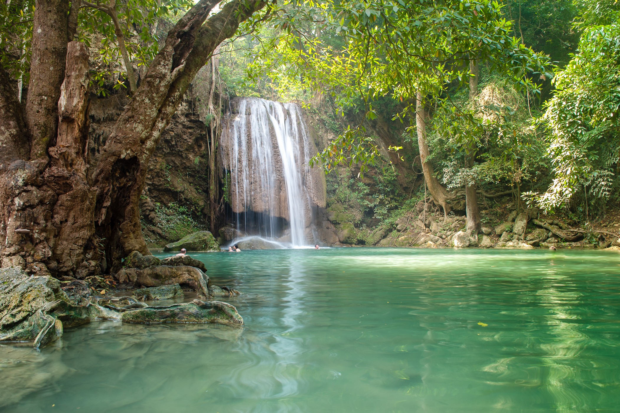 Voor deze foto stond de camera op statief in het water. De boom en takken op de voorgrond maken de foto net wat boeiender dan alleen de waterval op de foto.
