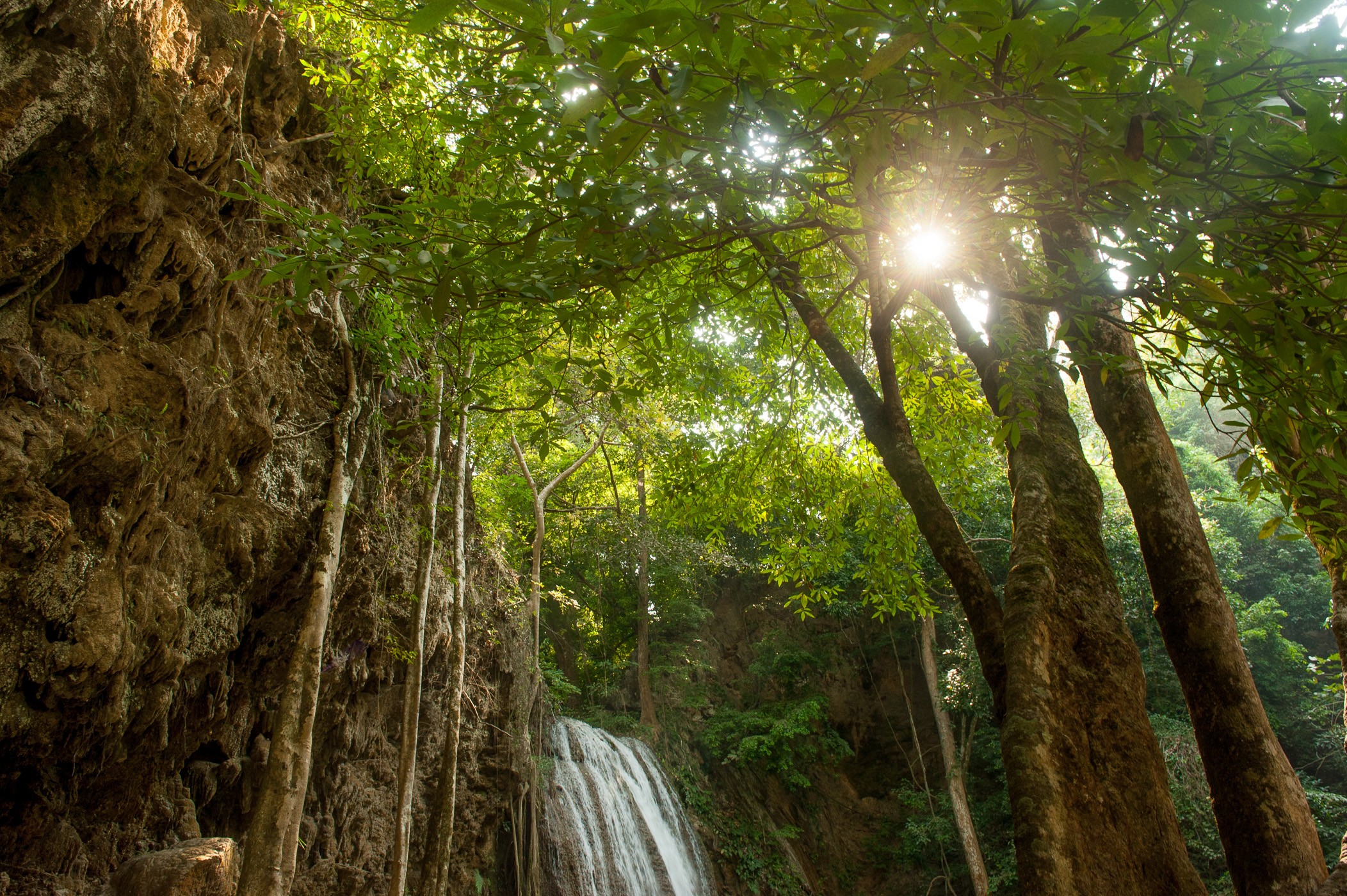 Dezelfde waterval, maar dan 's middags. Er is niets mis met een persoon in beeld, maar meer dan tien toeristen onder dezelfde waterval (met dikke buiken en te kleine zwembroeken) is me iets teveel van het goede. Daarom kies ik een andere compositie om ze buiten beeld te houden.