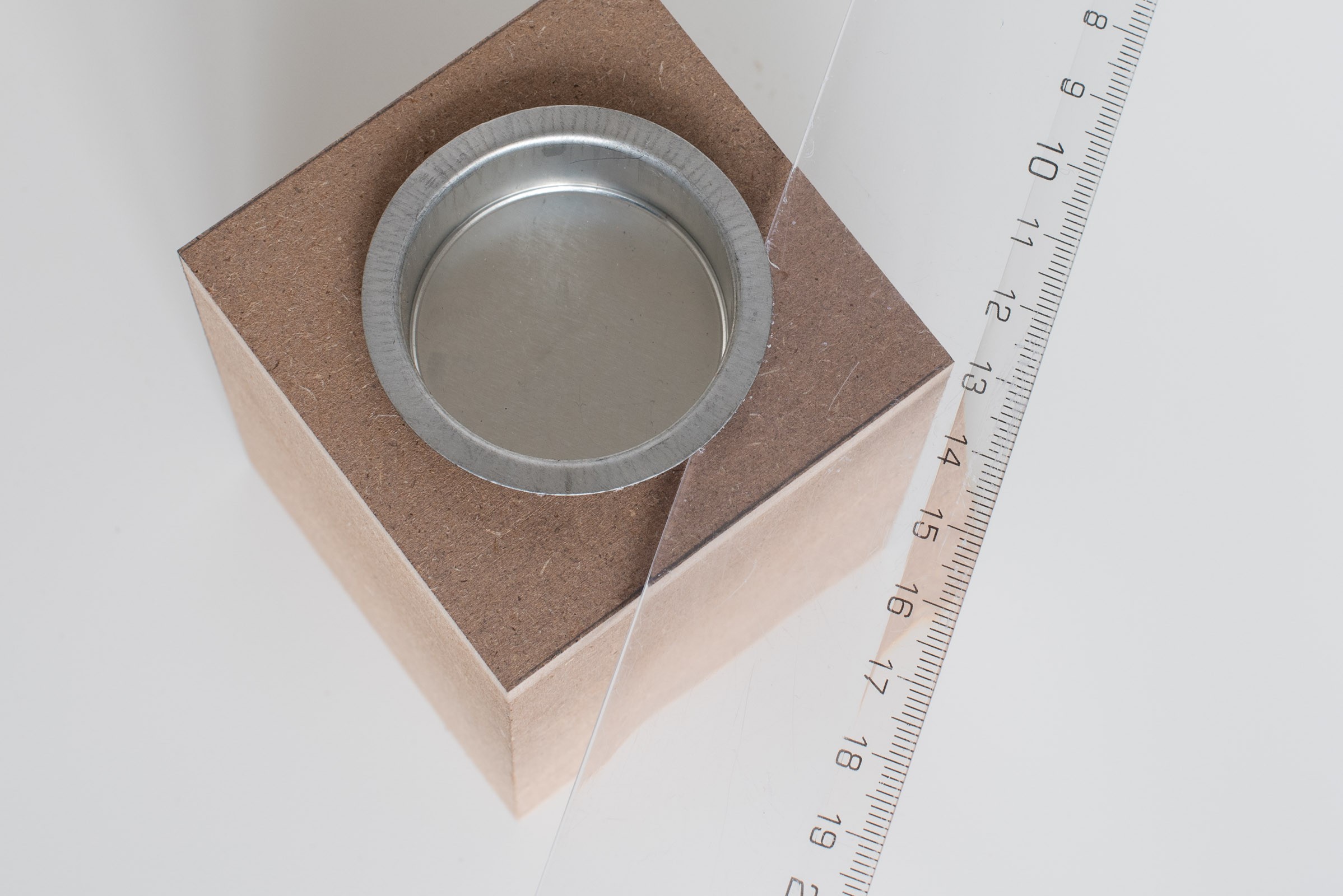 Wip het aluminium cupje van de waxinelichterhouder eruit.