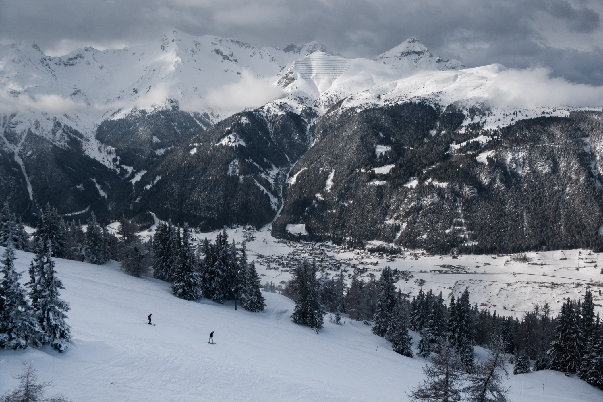 Dreigende lucht boven de besneeuwde berg