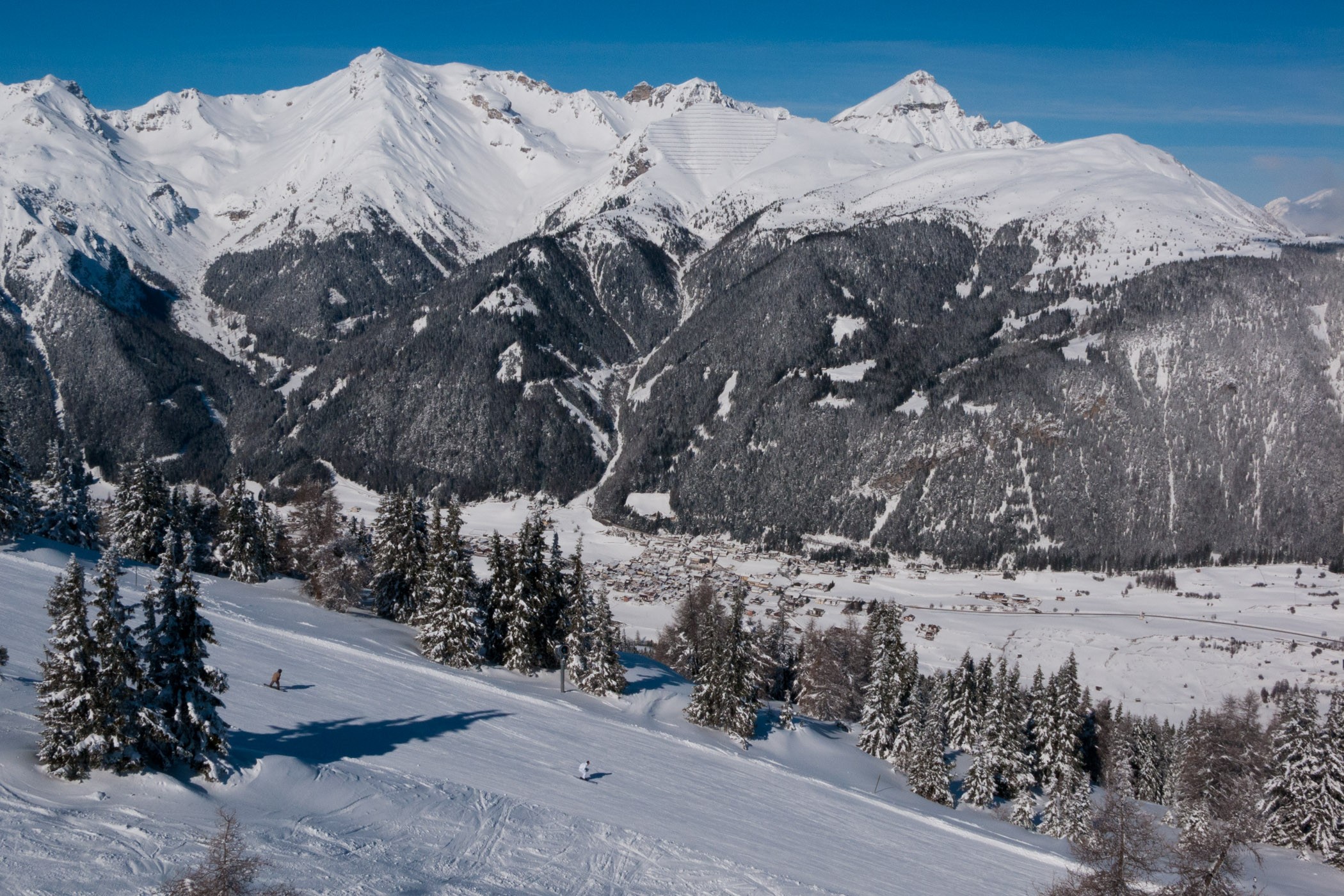 Blauwe lucht, sneeuw en bergen