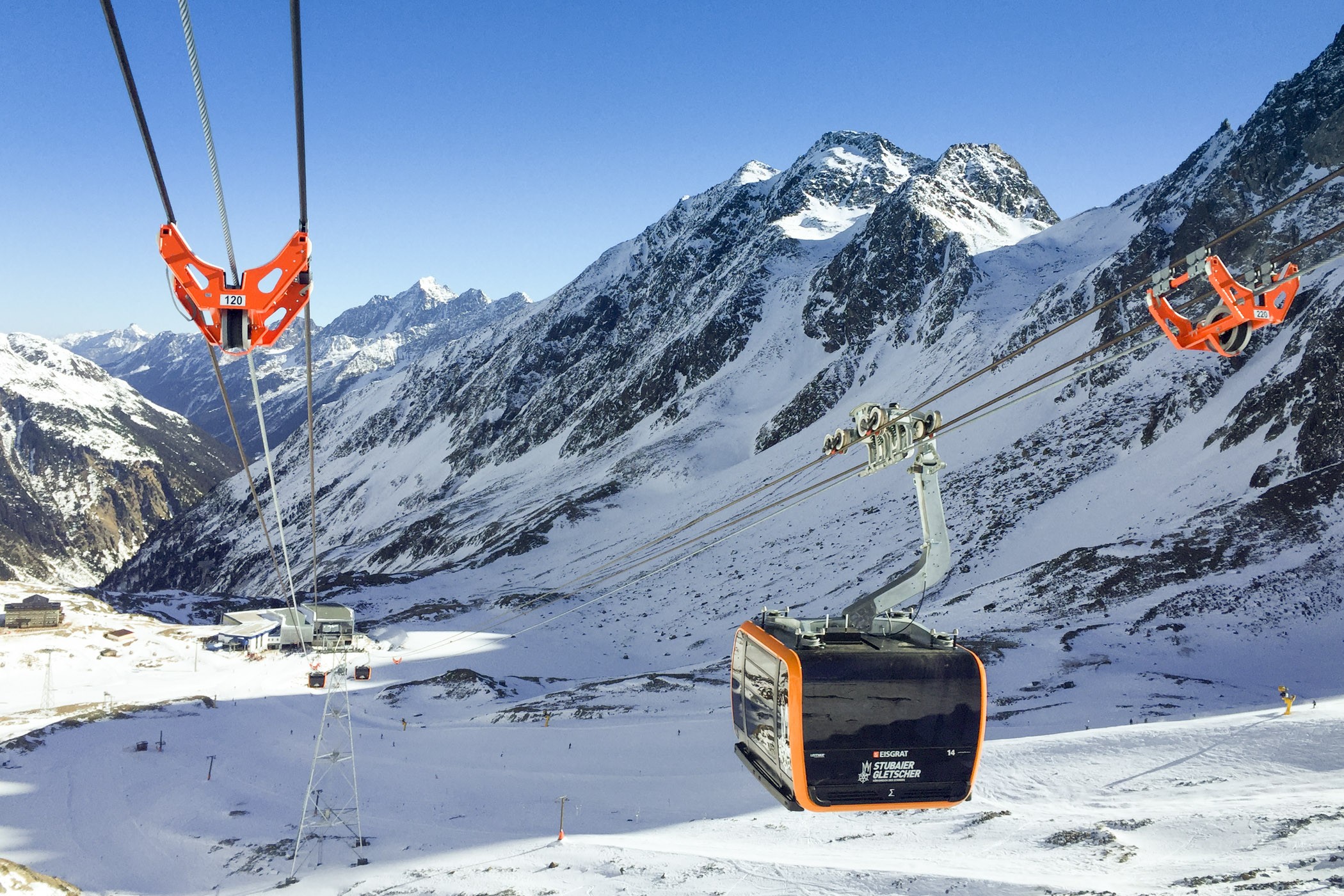 Verminder reflecties door met de smartphone zo dicht mogelijk tegen het raam te fotograferen